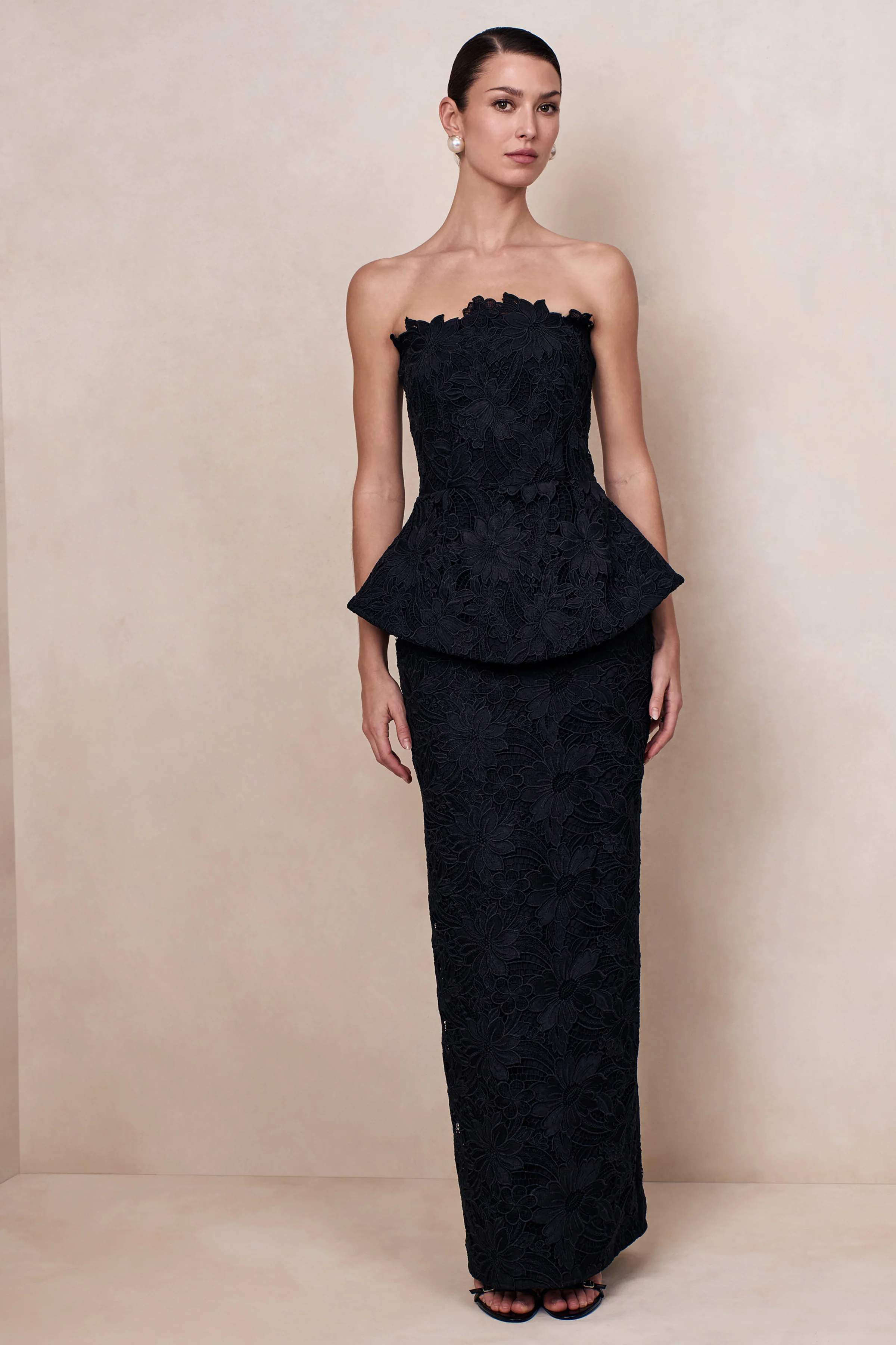 Delvine | Robe longue bandeau en dentelle noire avec corsage effet corset - Image 7