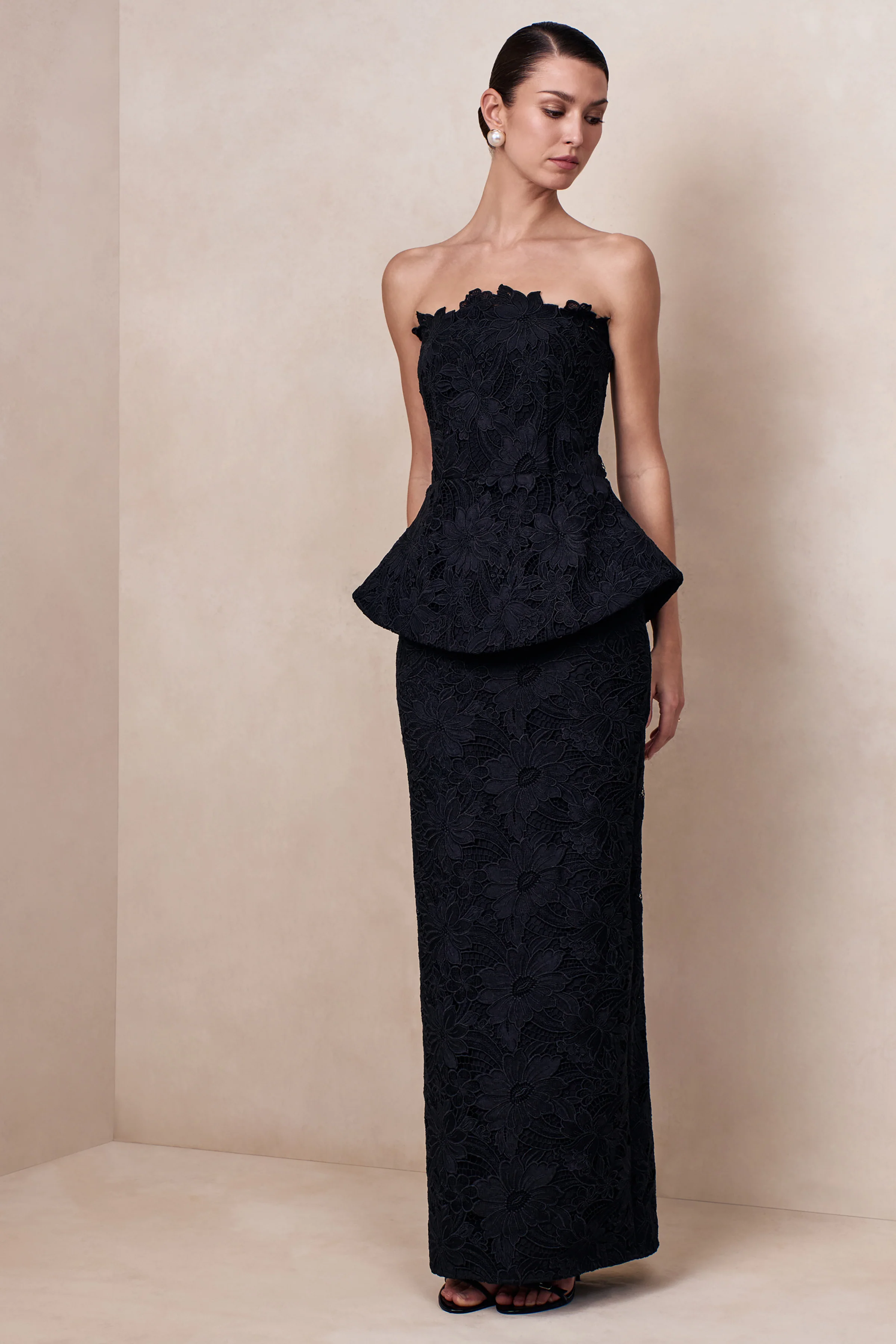 Delvine | Robe longue bandeau en dentelle noire avec corsage effet corset - Image 8