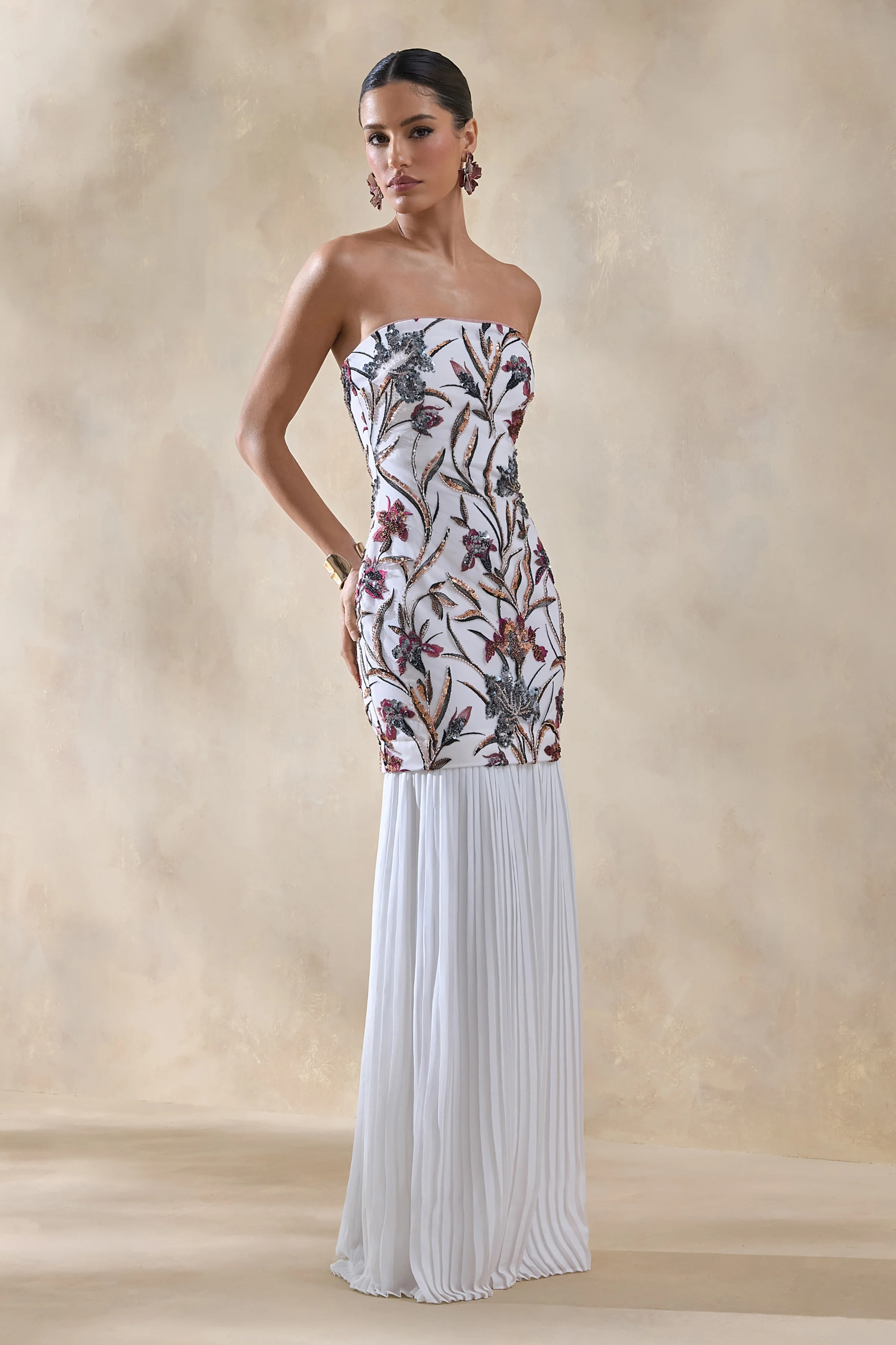 Denise | Robe longue crème à sequins floraux à encolure bandeau taille basse et jupe en mesh