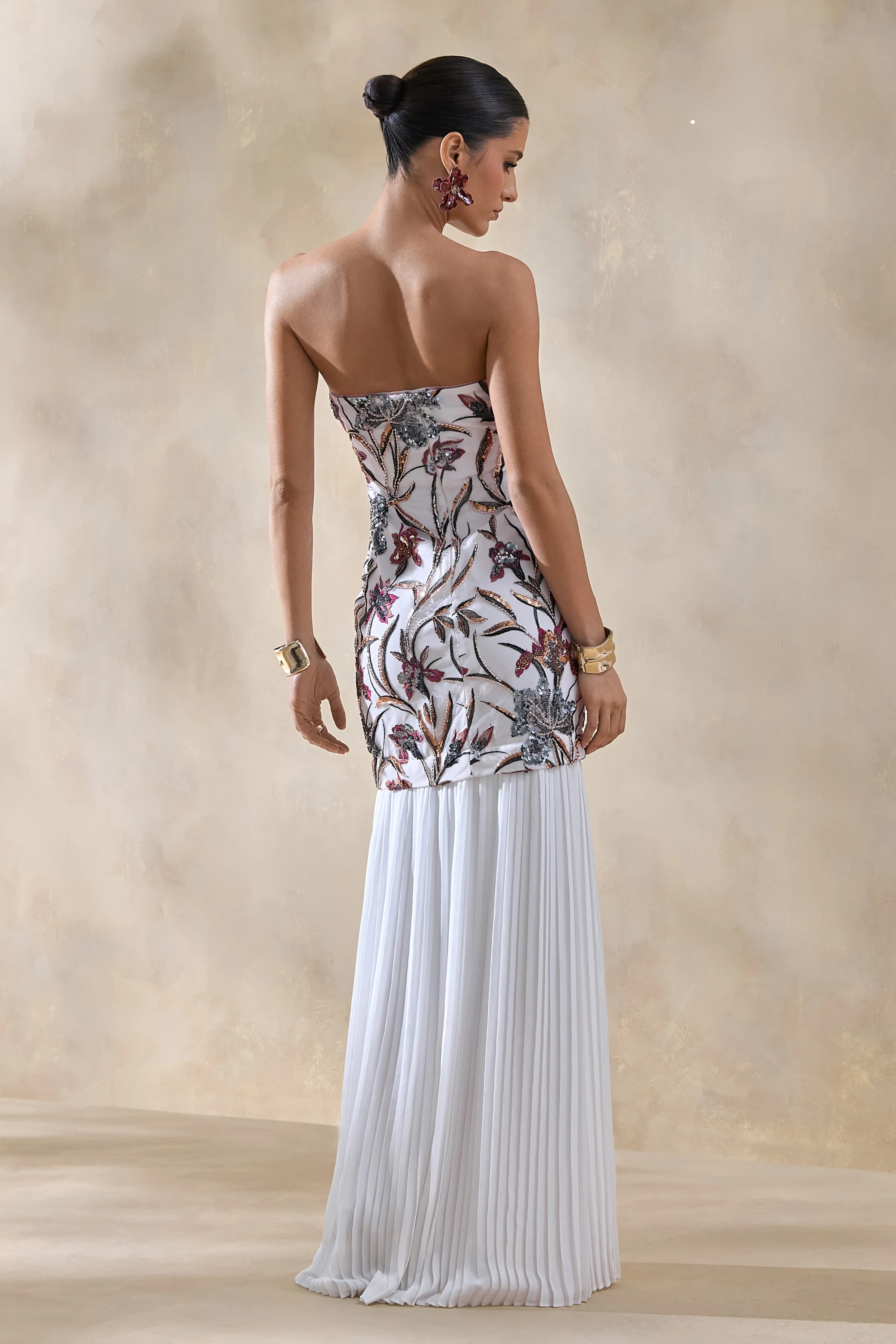 Denise | Robe longue crème à sequins floraux à encolure bandeau taille basse et jupe en mesh - Image 2