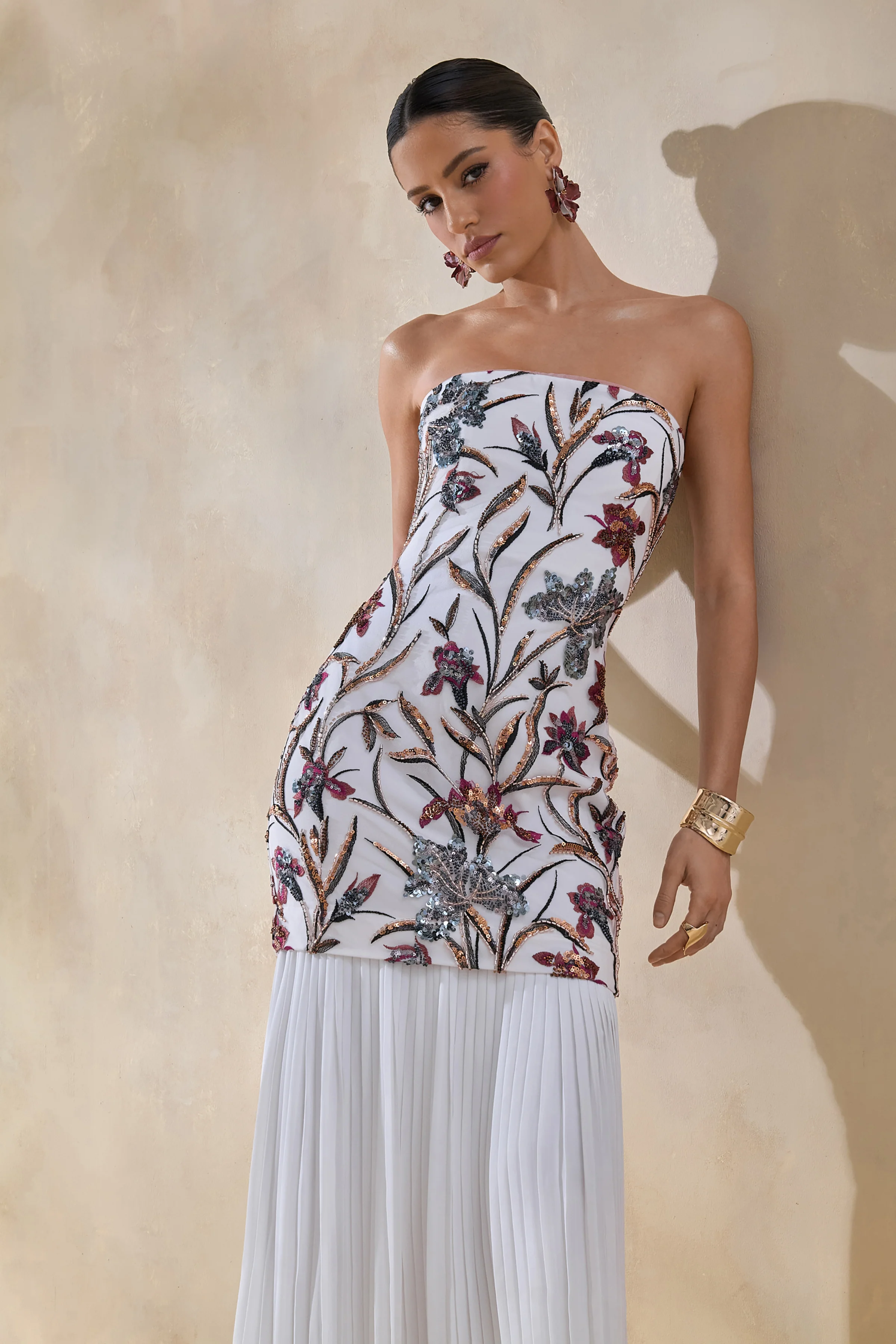 Denise | Robe longue crème à sequins floraux à encolure bandeau taille basse et jupe en mesh - Image 3