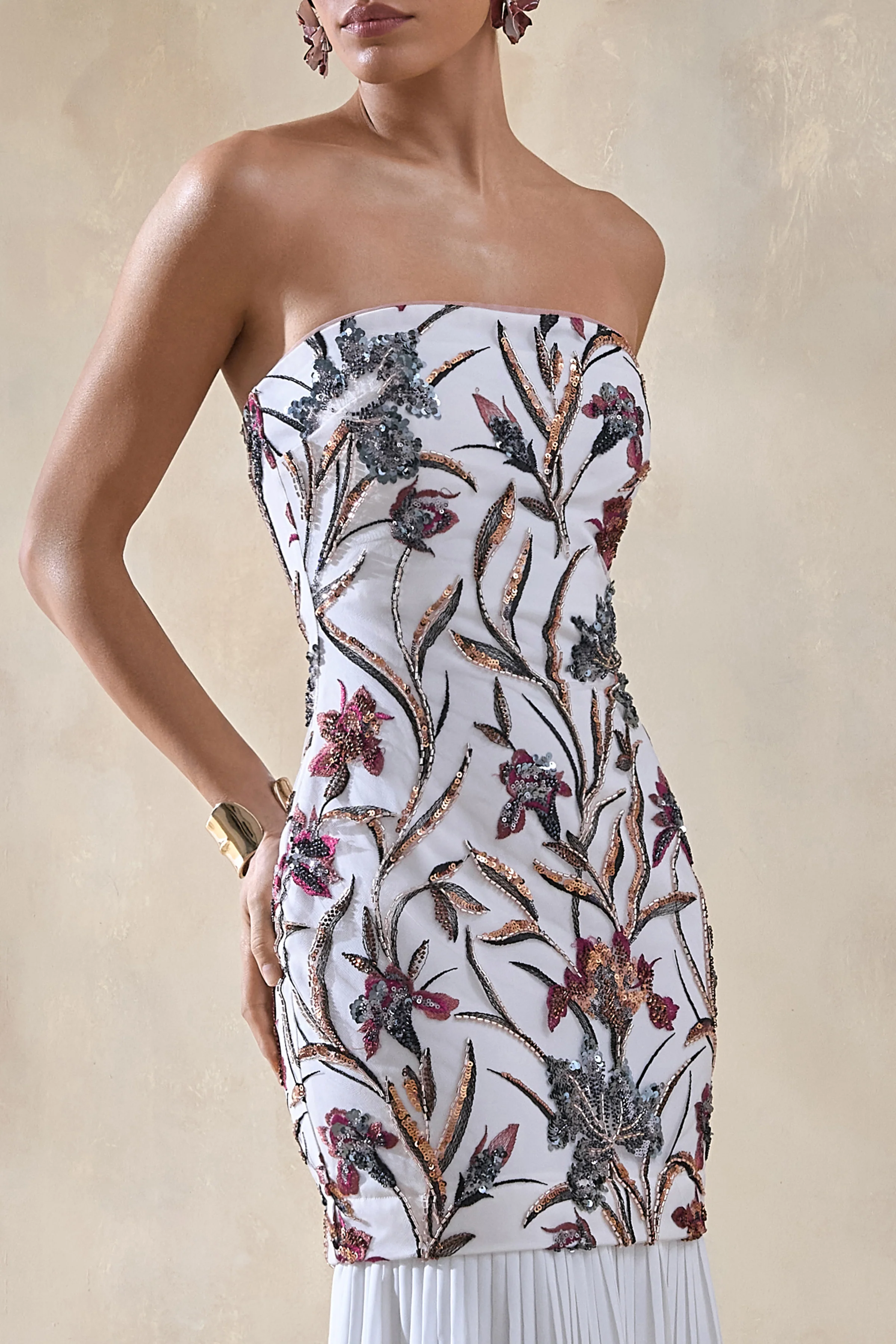 Denise | Robe longue crème à sequins floraux à encolure bandeau taille basse et jupe en mesh - Image 6