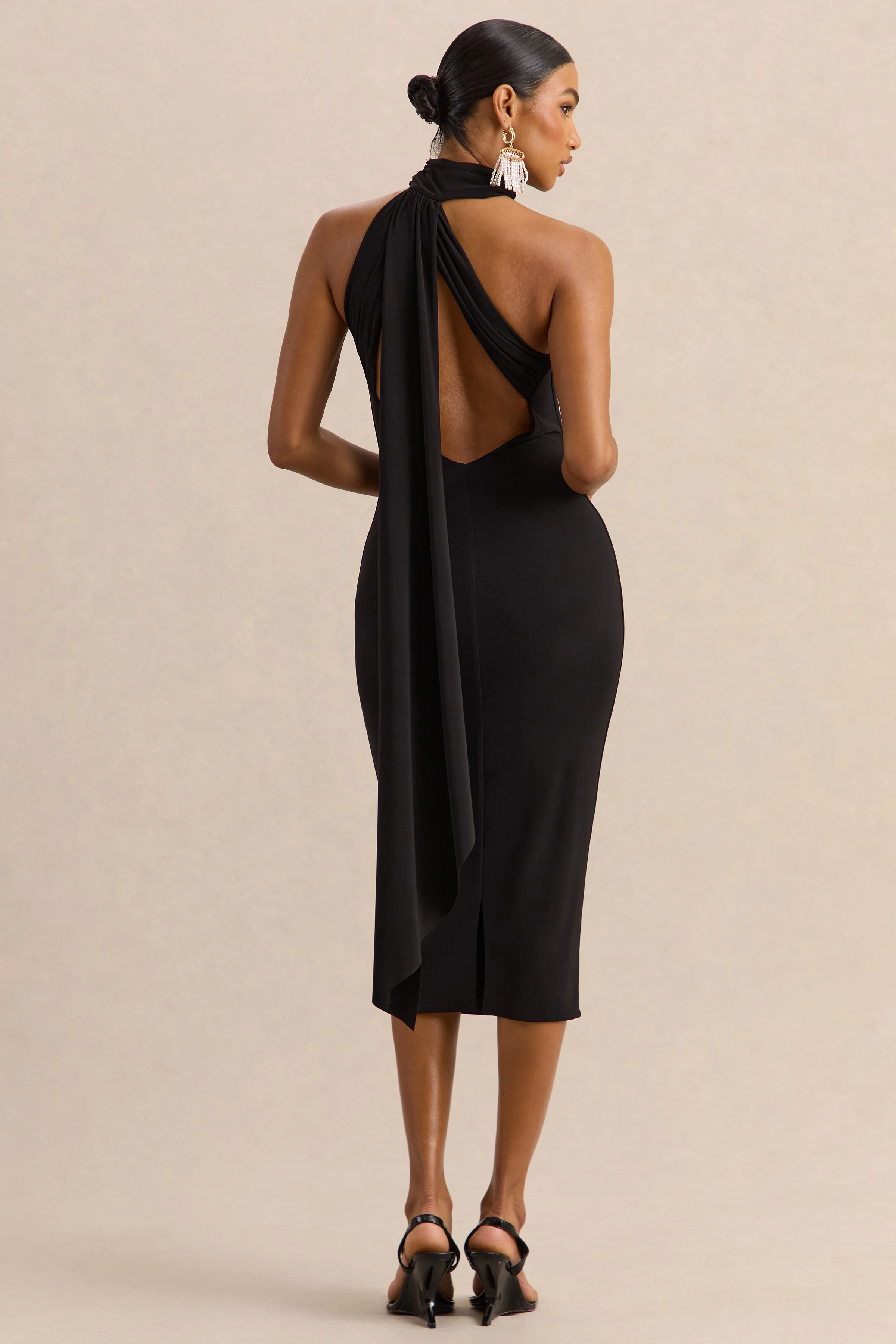 Devinae | Robe mi-longue noire à encolure asymétrique avec dos ouvert et détail d’écharpe - Image 2