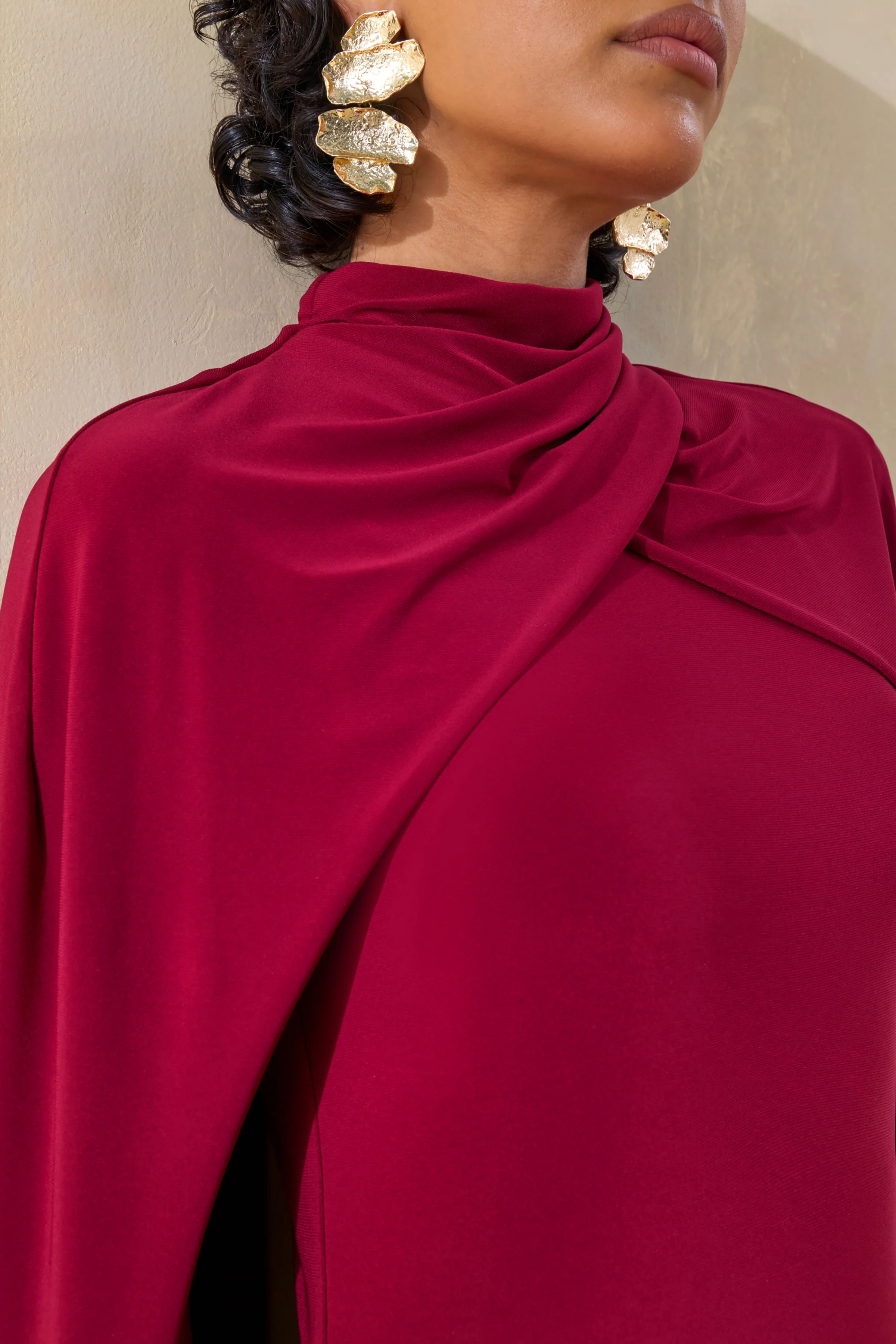 Dianelle | Robe longue baie à encolure haute avec manches cape - Image 5