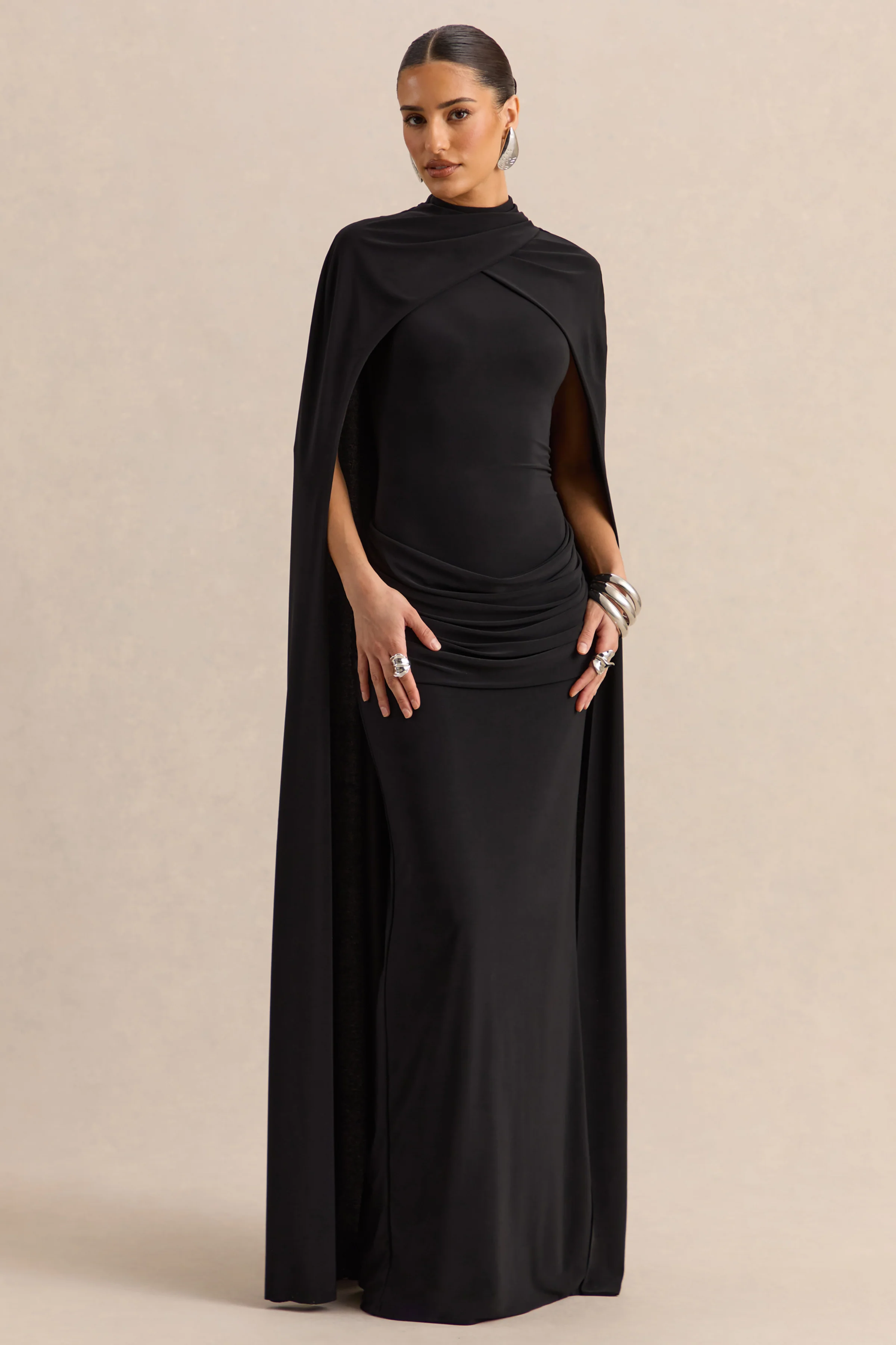 Dianelle | Robe longue noire à encolure haute avec manches cape