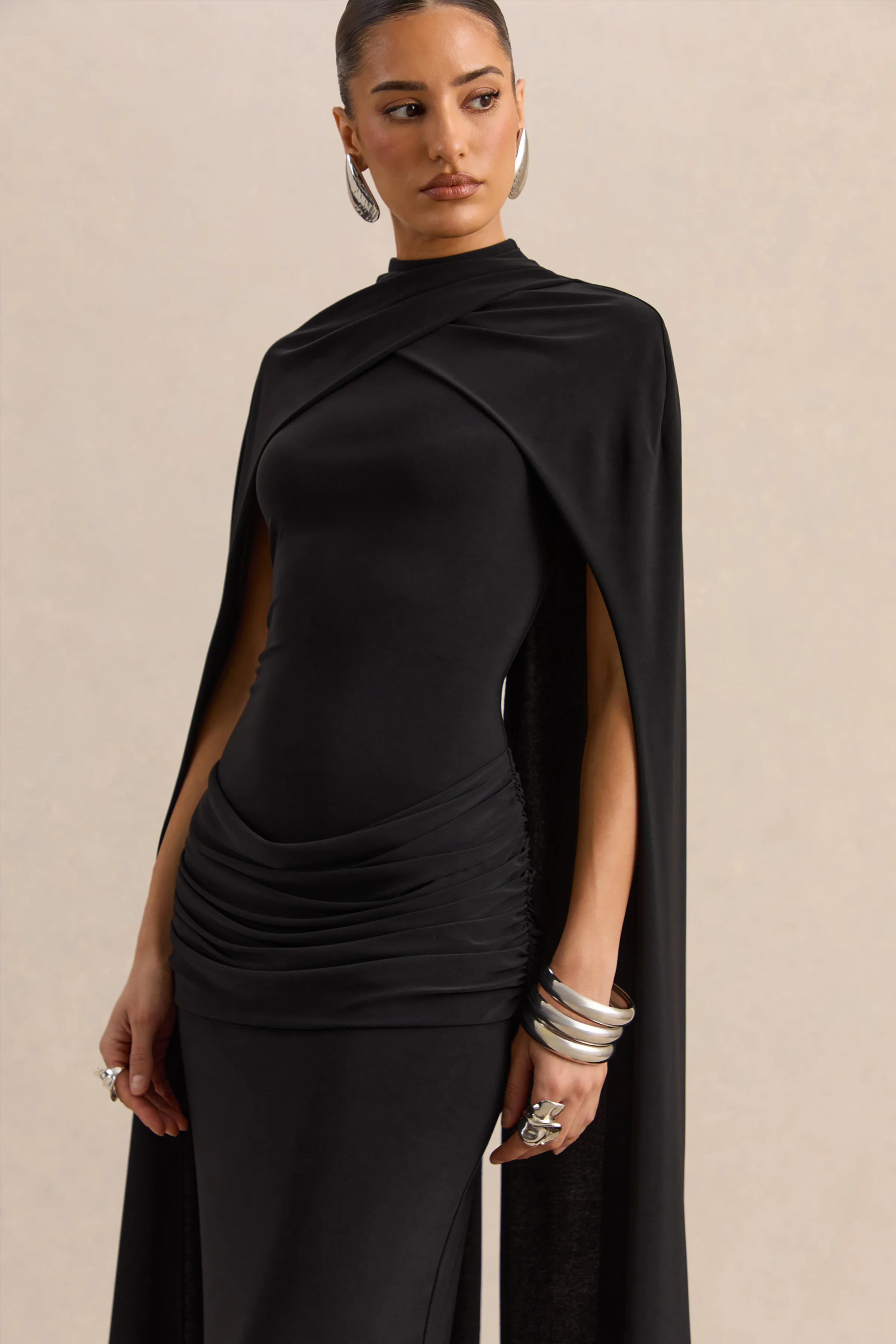 Dianelle | Robe longue noire à encolure haute avec manches cape - Image 3