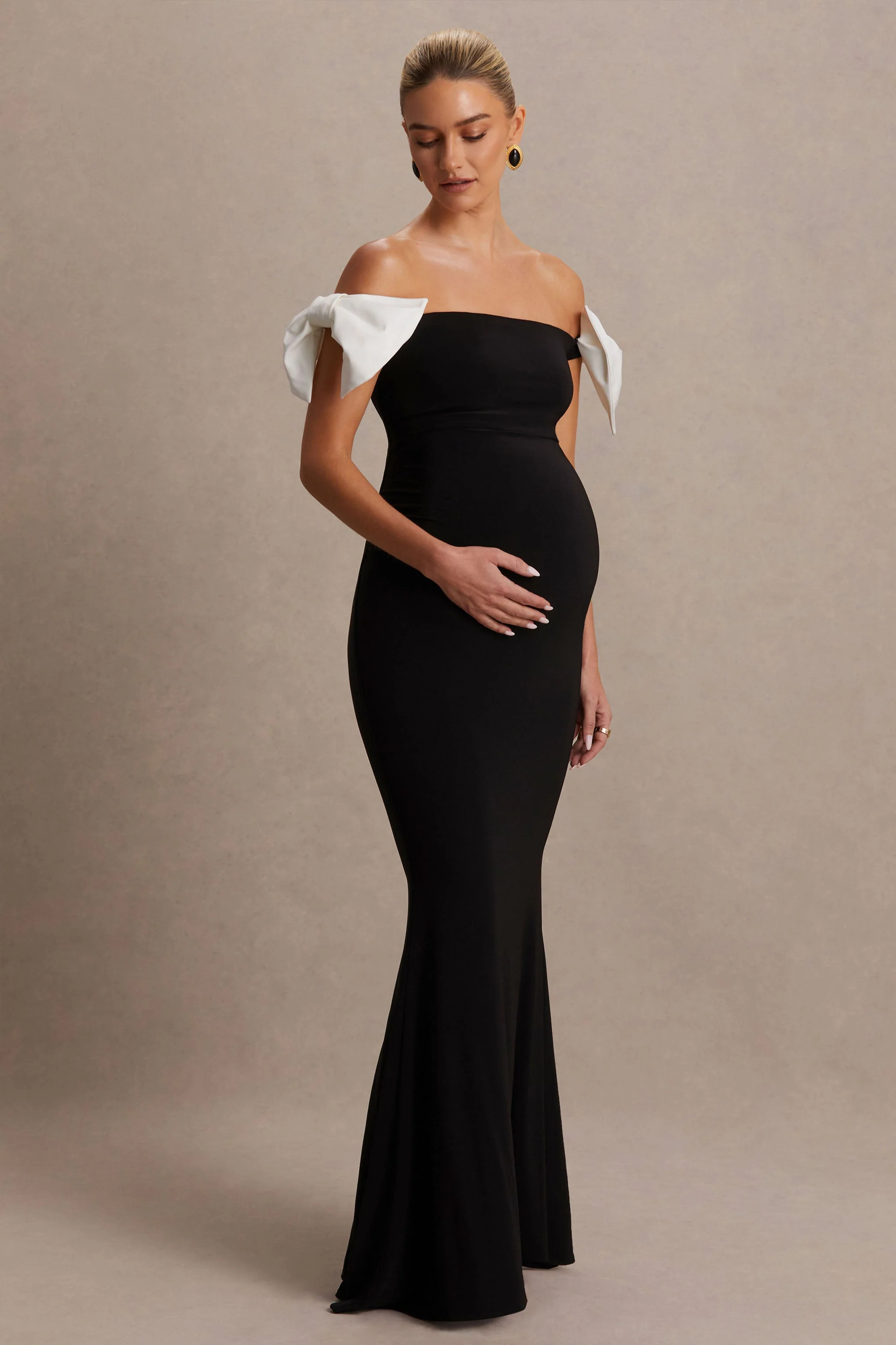 Didi | Robe longue de maternité noire et blanche à décolleté Bardot avec détail nœud