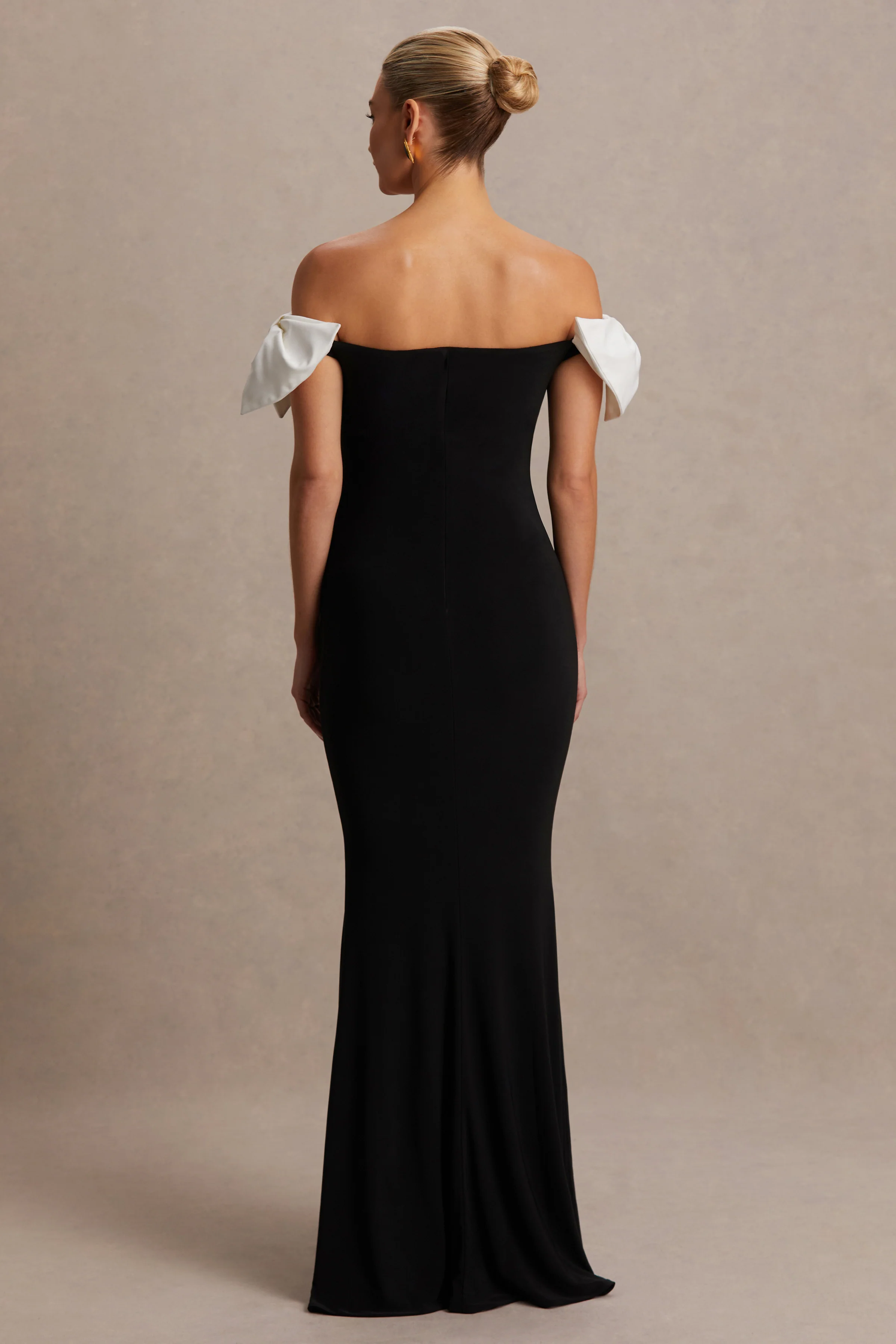 Didi | Robe longue de maternité noire et blanche à décolleté Bardot avec détail nœud - Image 2