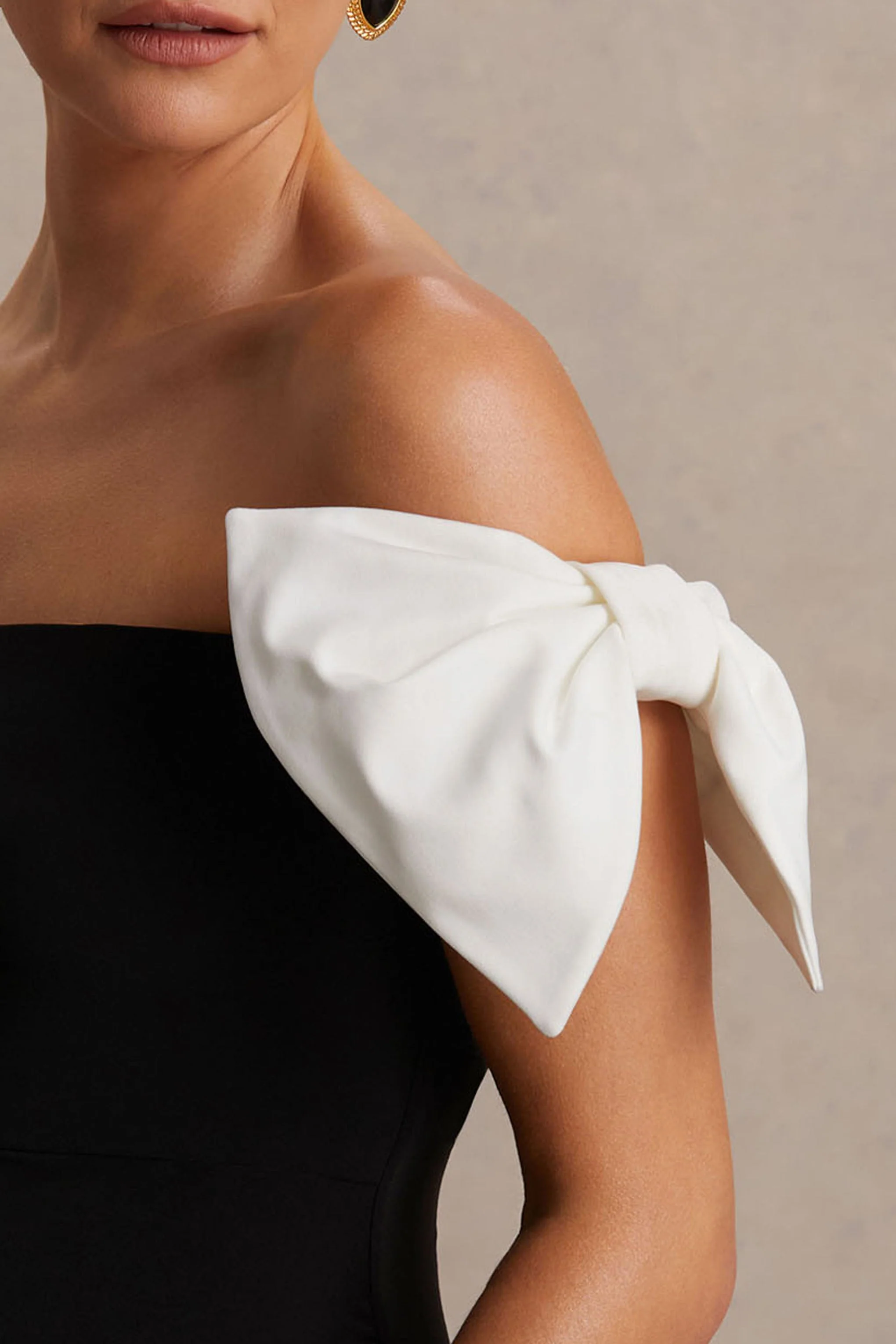 Didi | Robe longue de maternité noire et blanche à décolleté Bardot avec détail nœud - Image 3