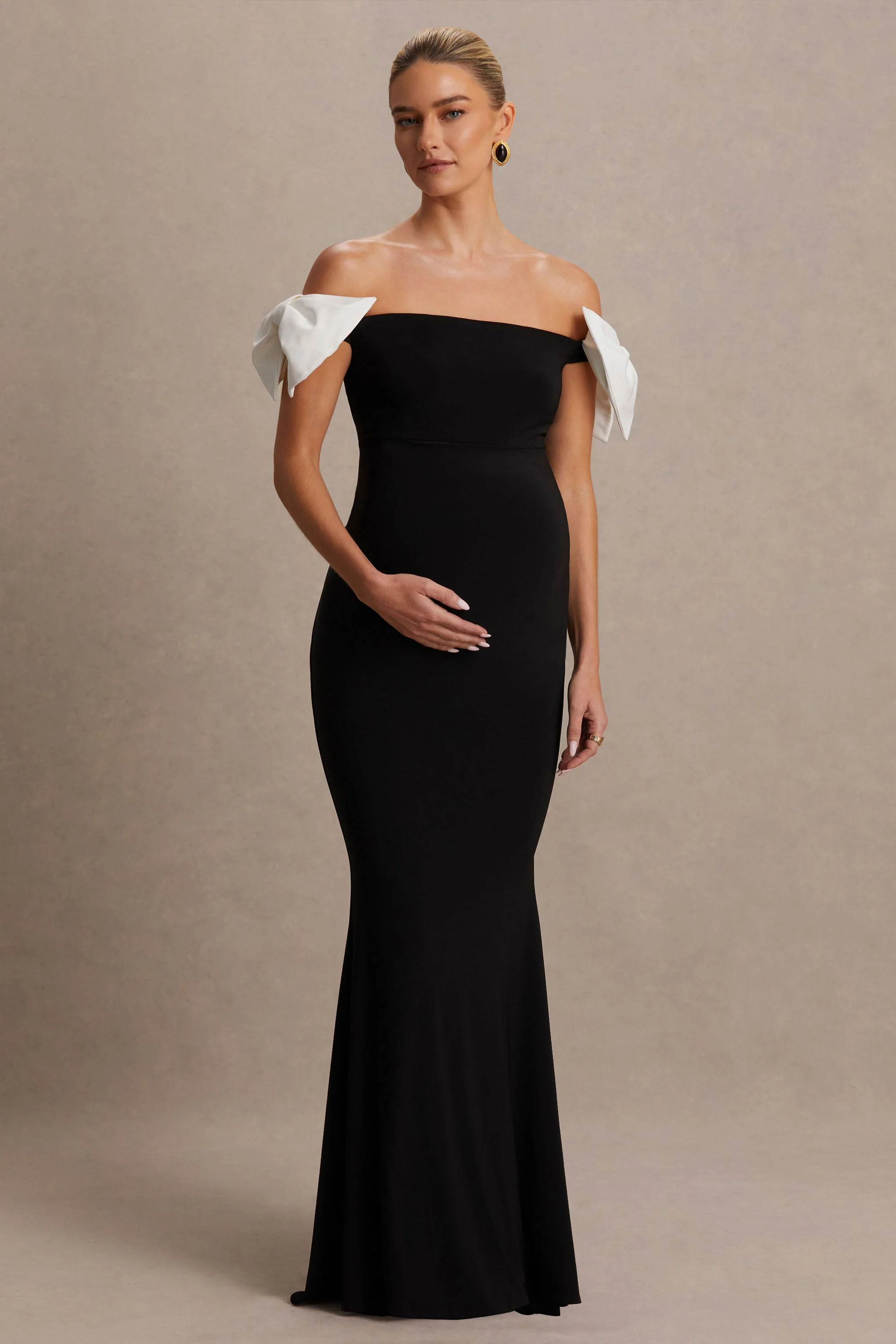 Didi | Robe longue de maternité noire et blanche à décolleté Bardot avec détail nœud - Image 4