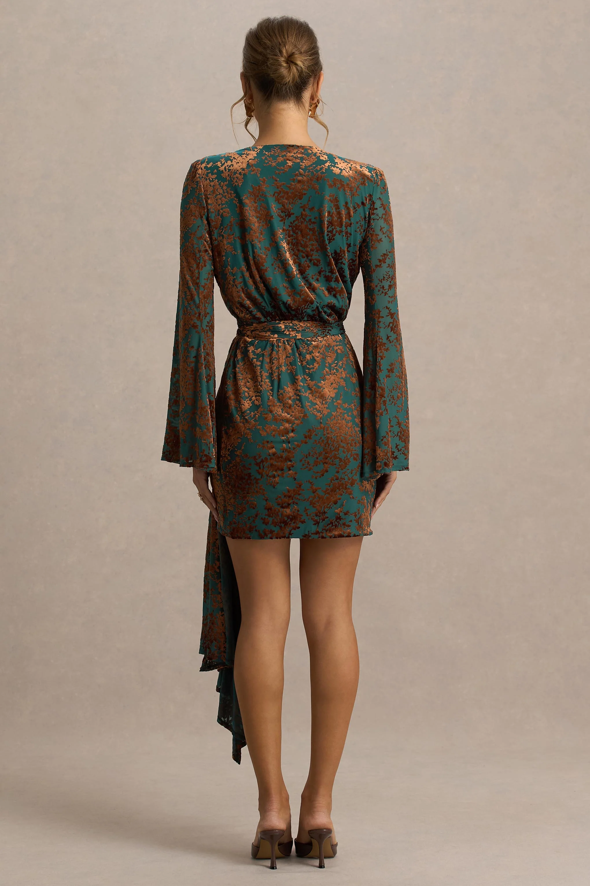 Dimitra | Mini-robe portefeuille en velours dévoré vert foncé et marron à décolleté plongeant - Image 2