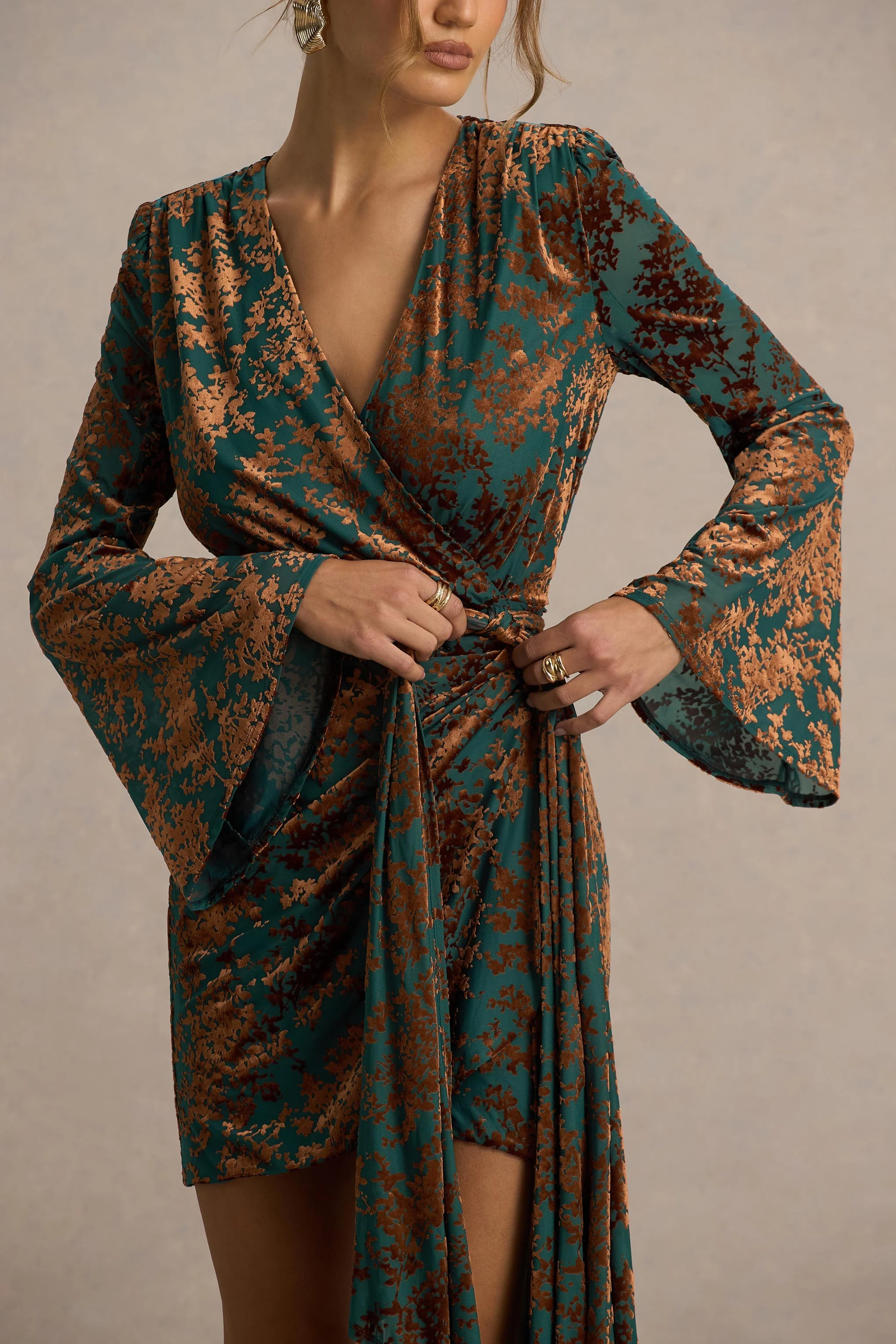 Dimitra | Mini-robe portefeuille en velours dévoré vert foncé et marron à décolleté plongeant - Image 3