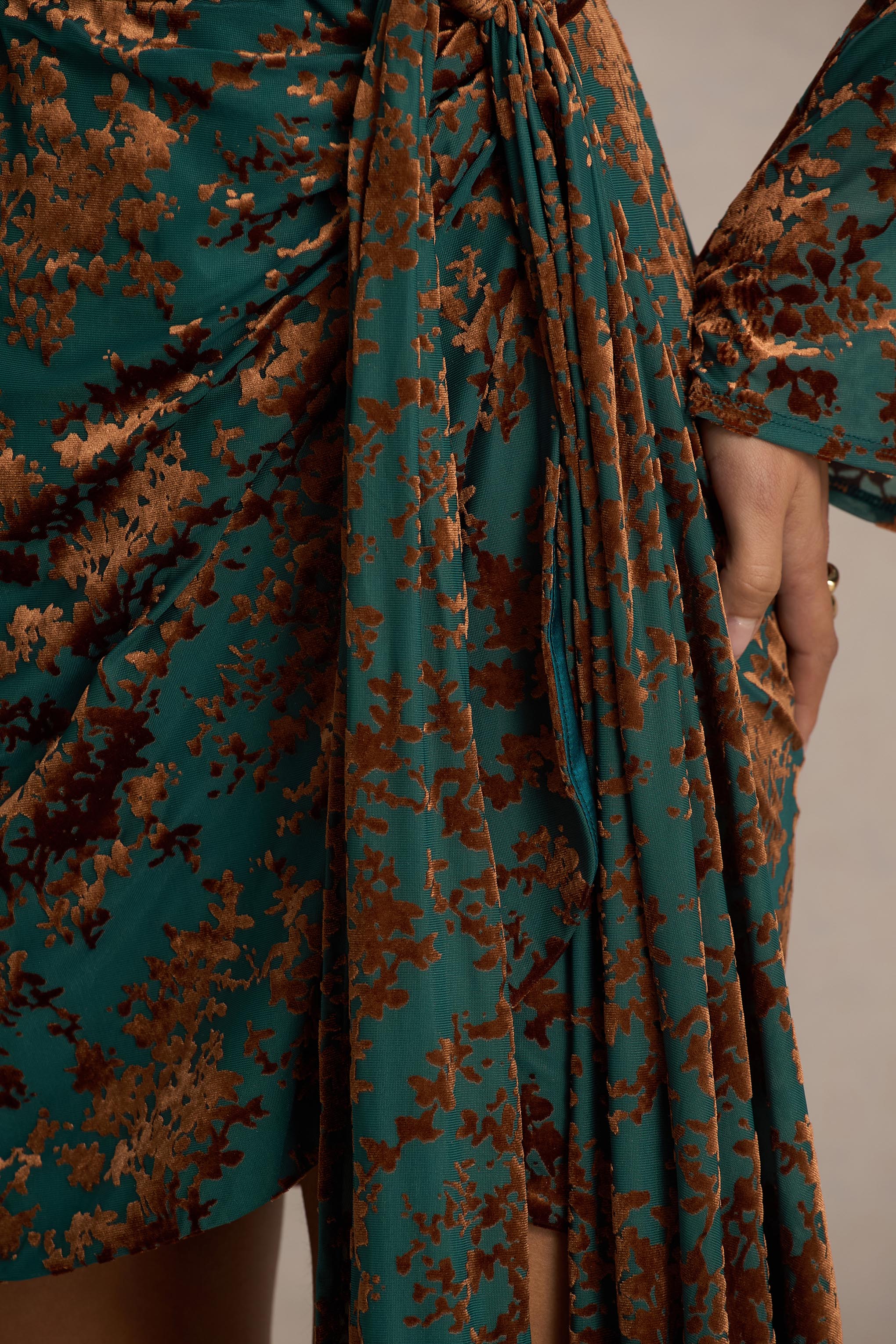Dimitra | Mini-robe portefeuille en velours dévoré vert foncé et marron à décolleté plongeant - Image 4