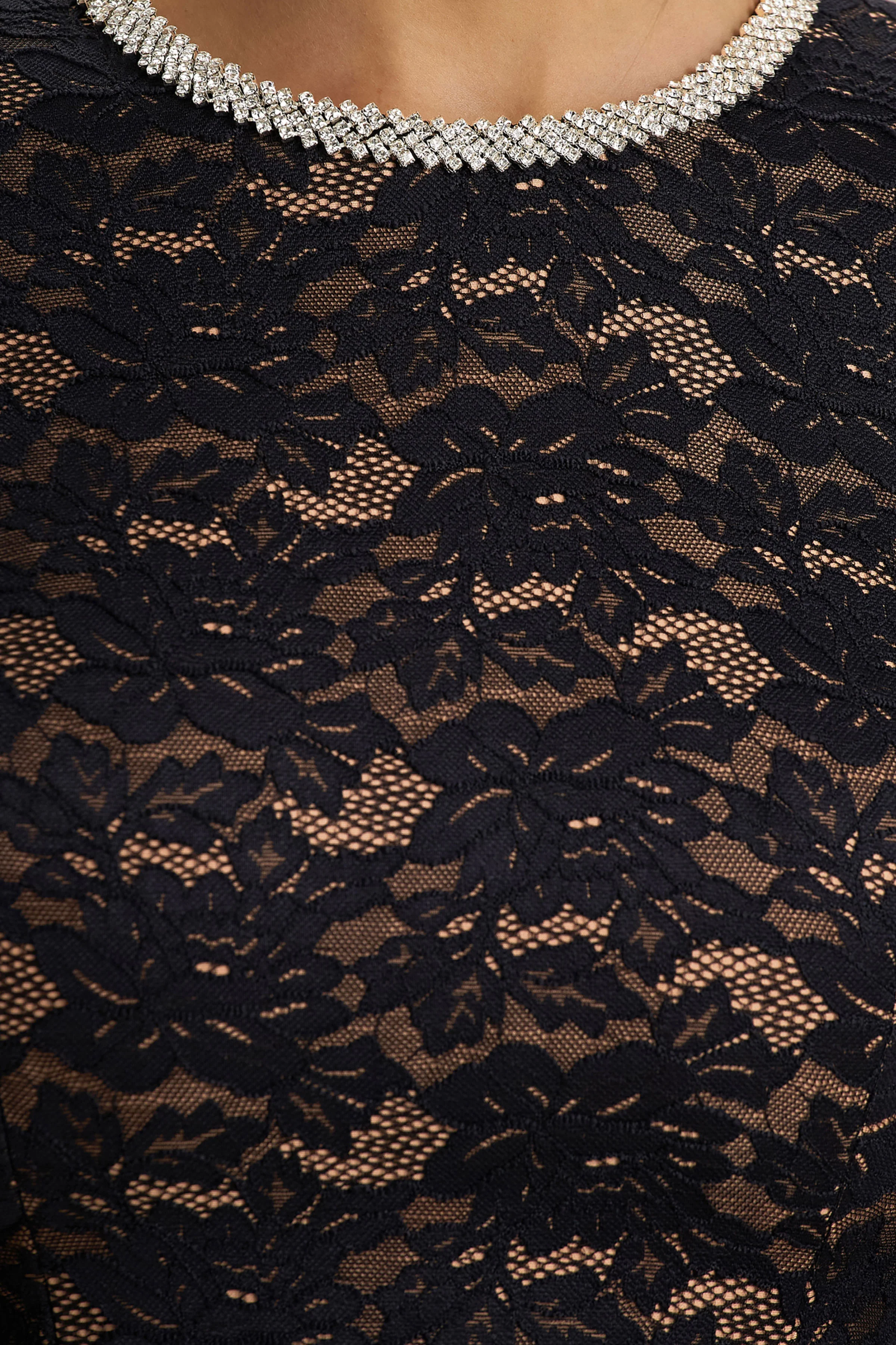 Divine | Mini-robe noire en dentelle à encolure ras-du-cou ornée - Image 6