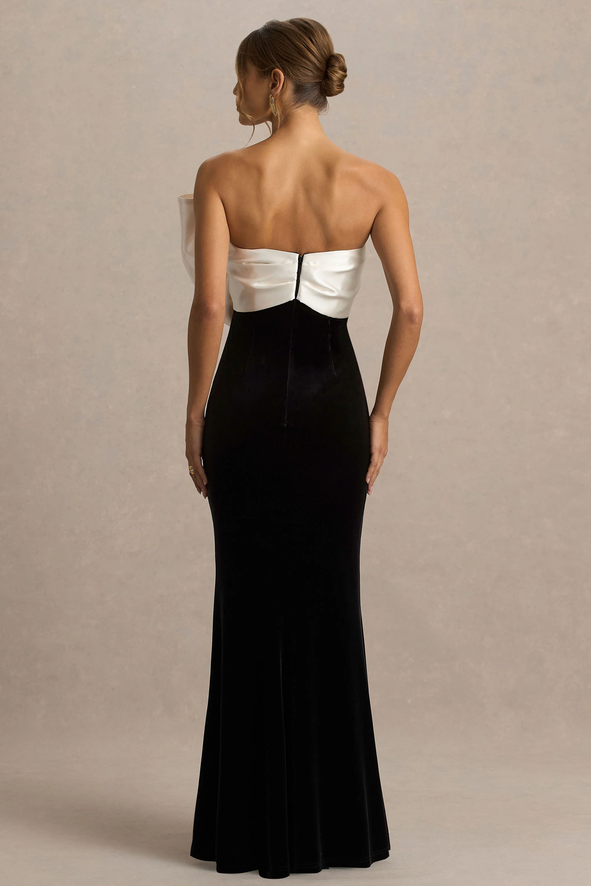 Divulge | Robe longue noire et blanche en velours à encolure asymétrique avec détail nœud - Image 2