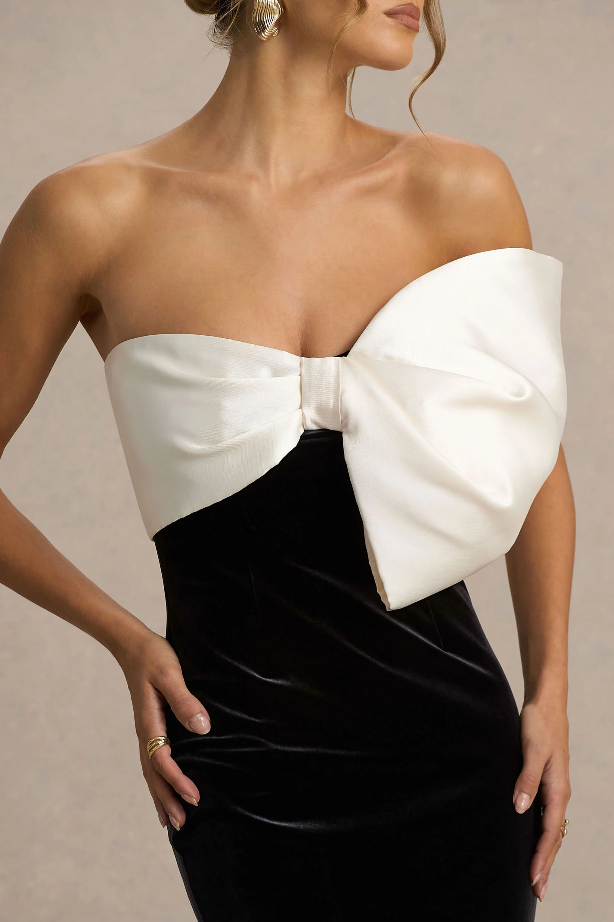Divulge | Robe longue noire et blanche en velours à encolure asymétrique avec détail nœud - Image 3