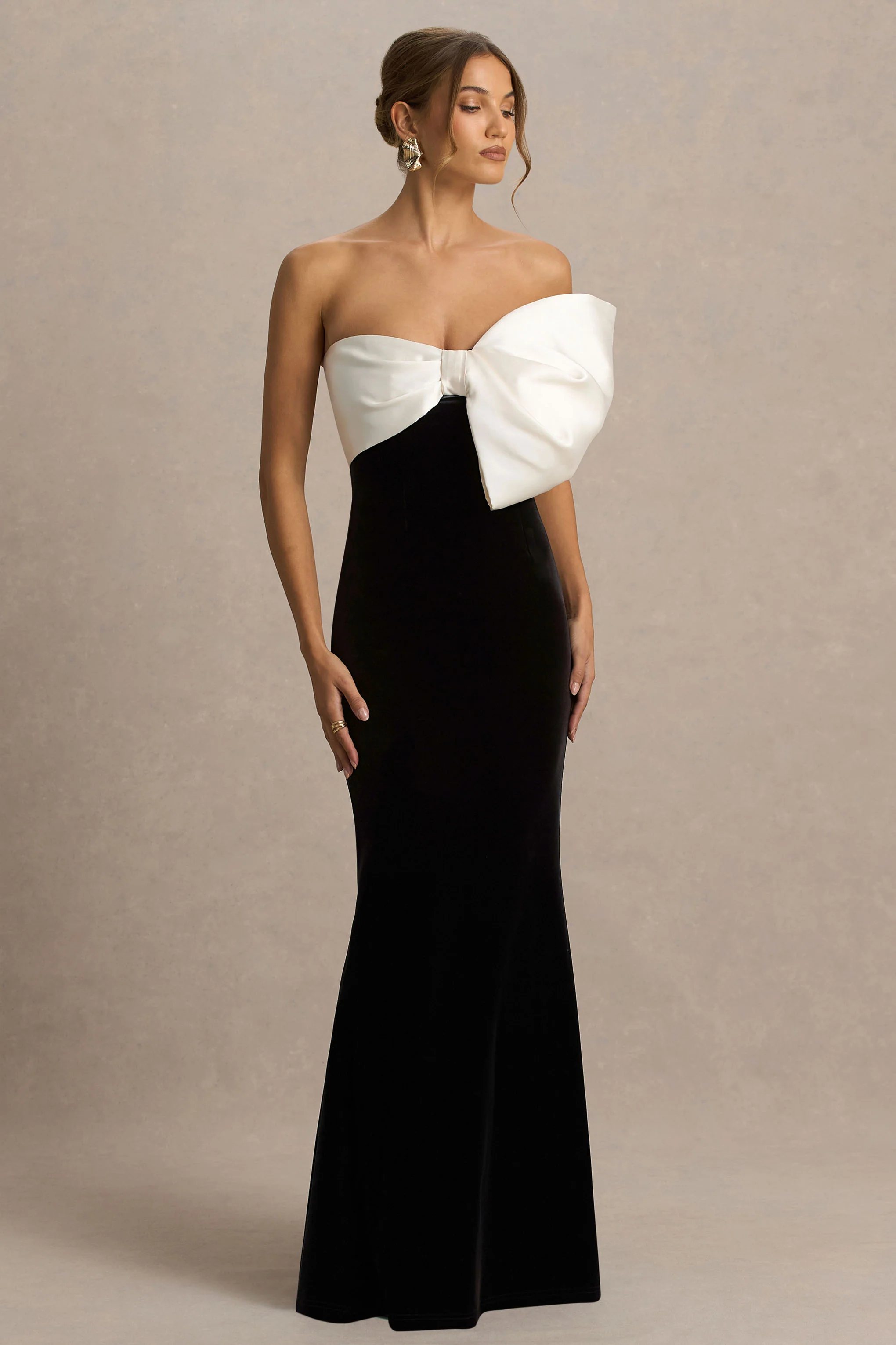 Divulge | Robe longue noire et blanche en velours à encolure asymétrique avec détail nœud - Image 4
