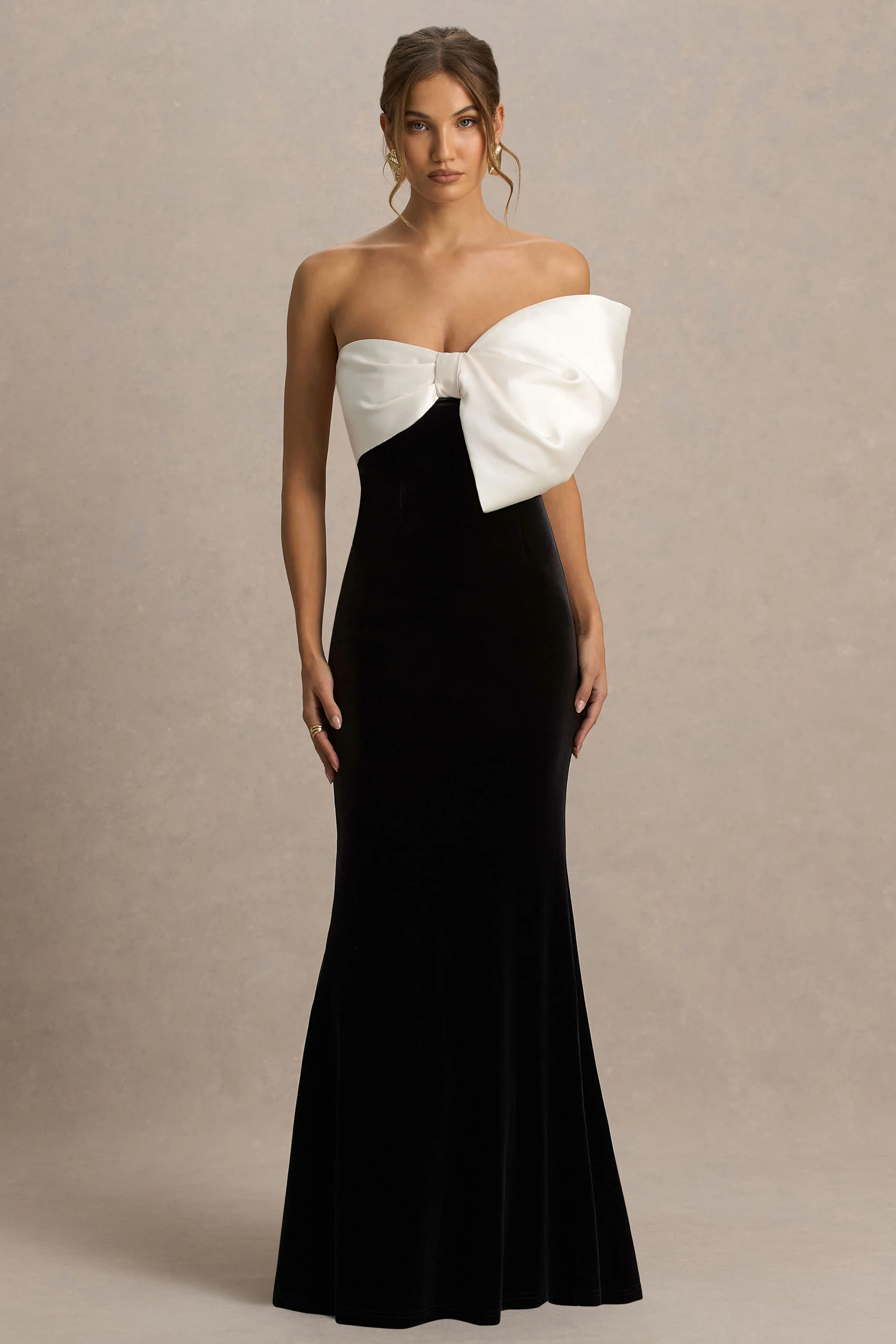 Divulge | Robe longue noire et blanche en velours à encolure asymétrique avec détail nœud - Image 5