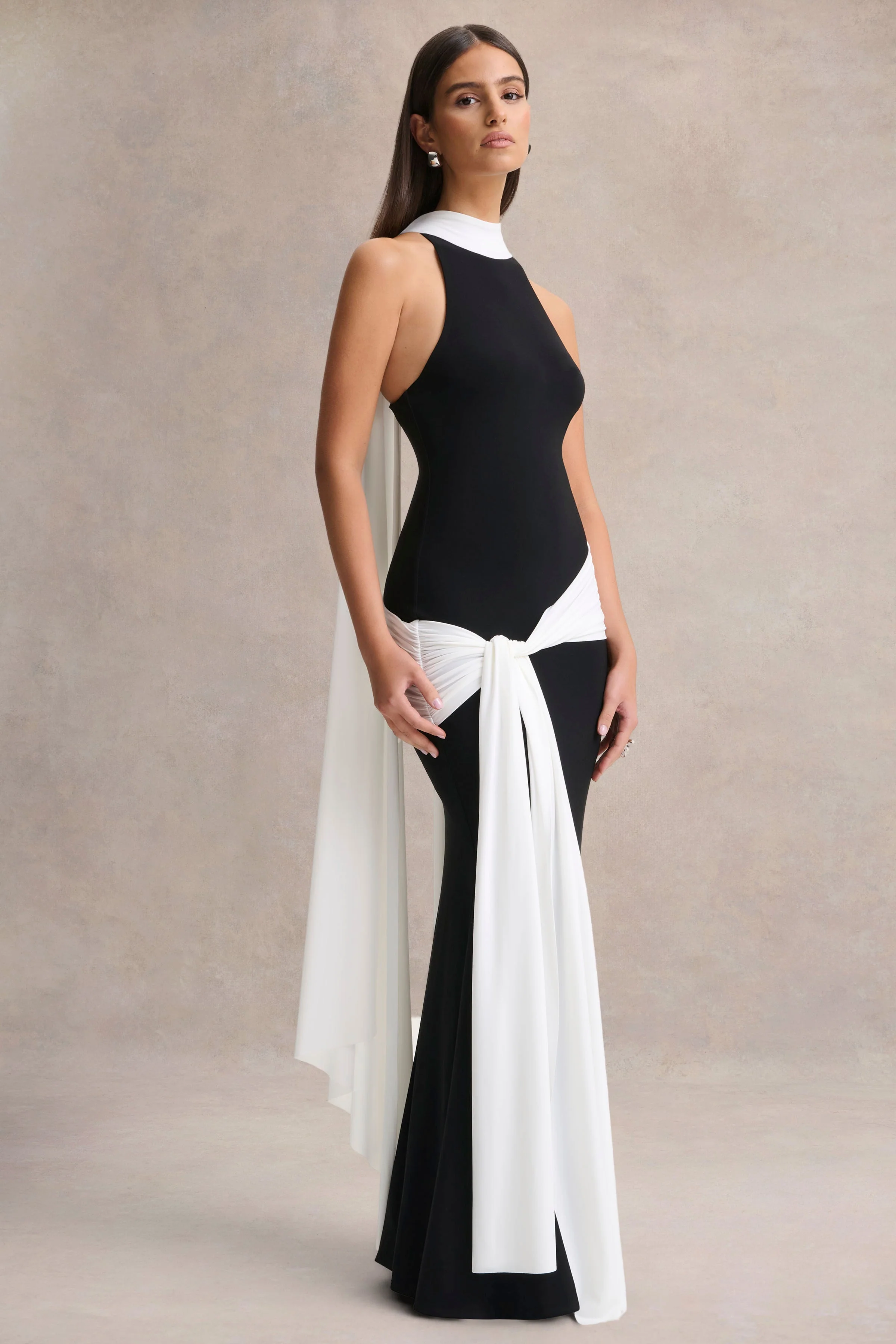 Dorinda | Robe longue noir et blanc à col montant avec drapé et détail écharpe