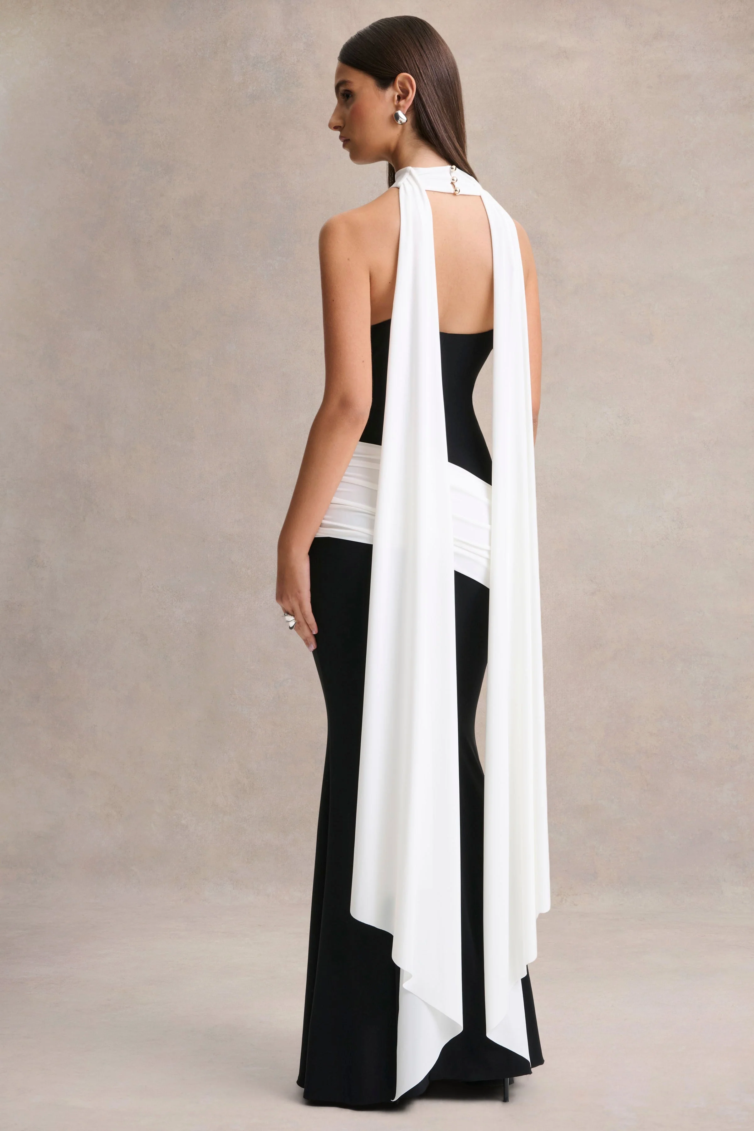 Dorinda | Robe longue noir et blanc à col montant avec drapé et détail écharpe - Image 2