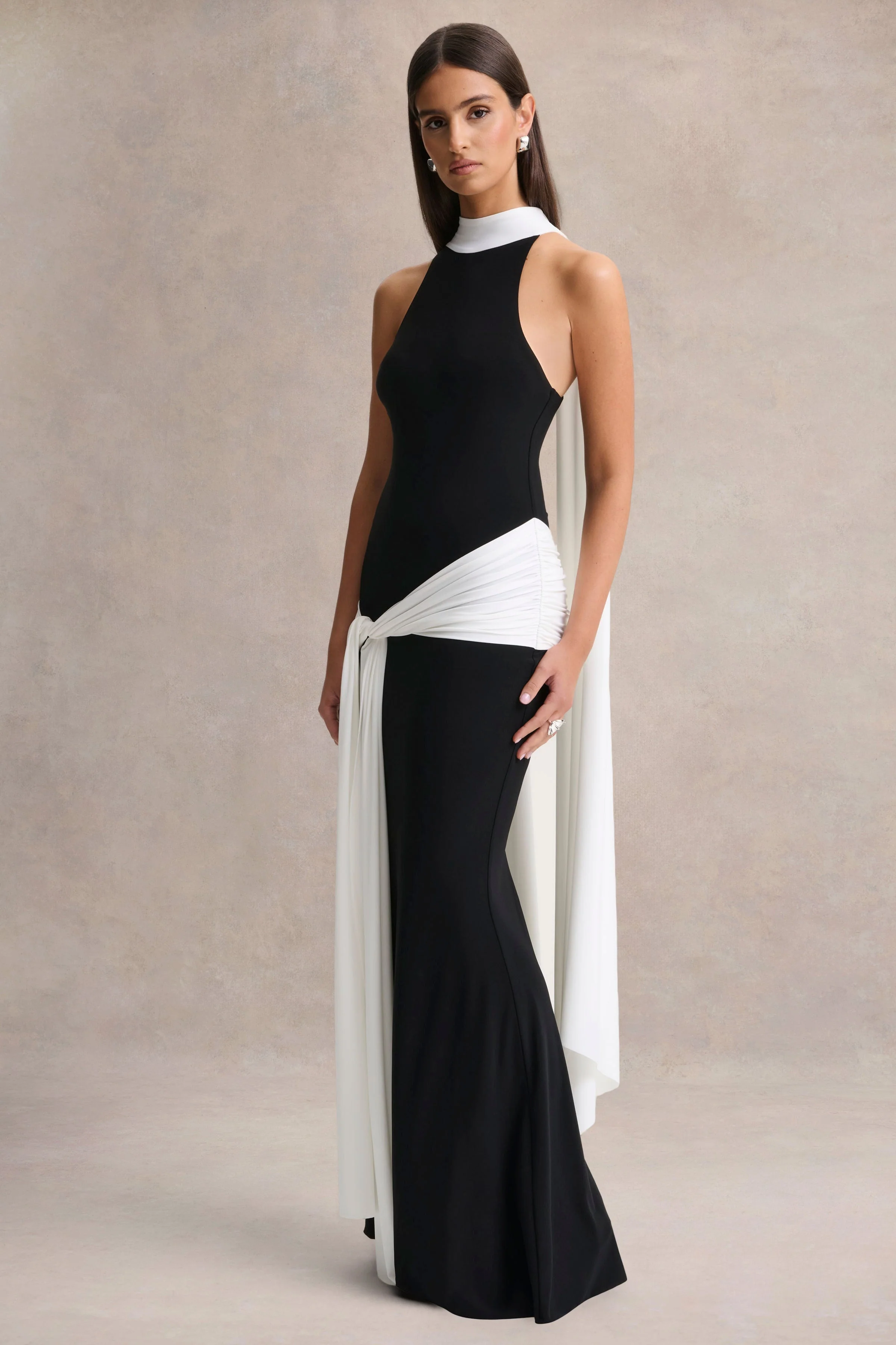 Dorinda | Robe longue noir et blanc à col montant avec drapé et détail écharpe - Image 4