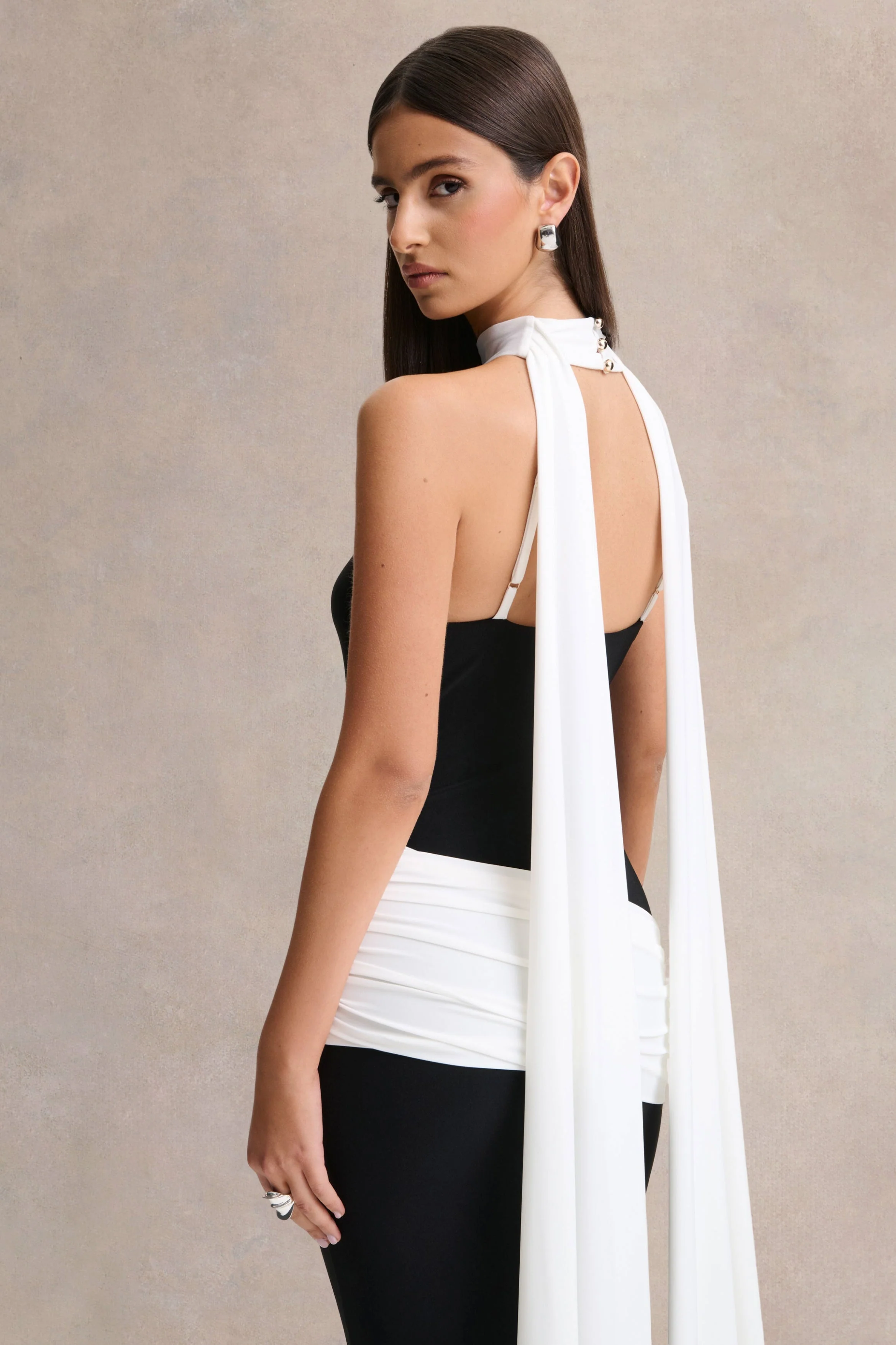 Dorinda | Robe longue noir et blanc à col montant avec drapé et détail écharpe - Image 5