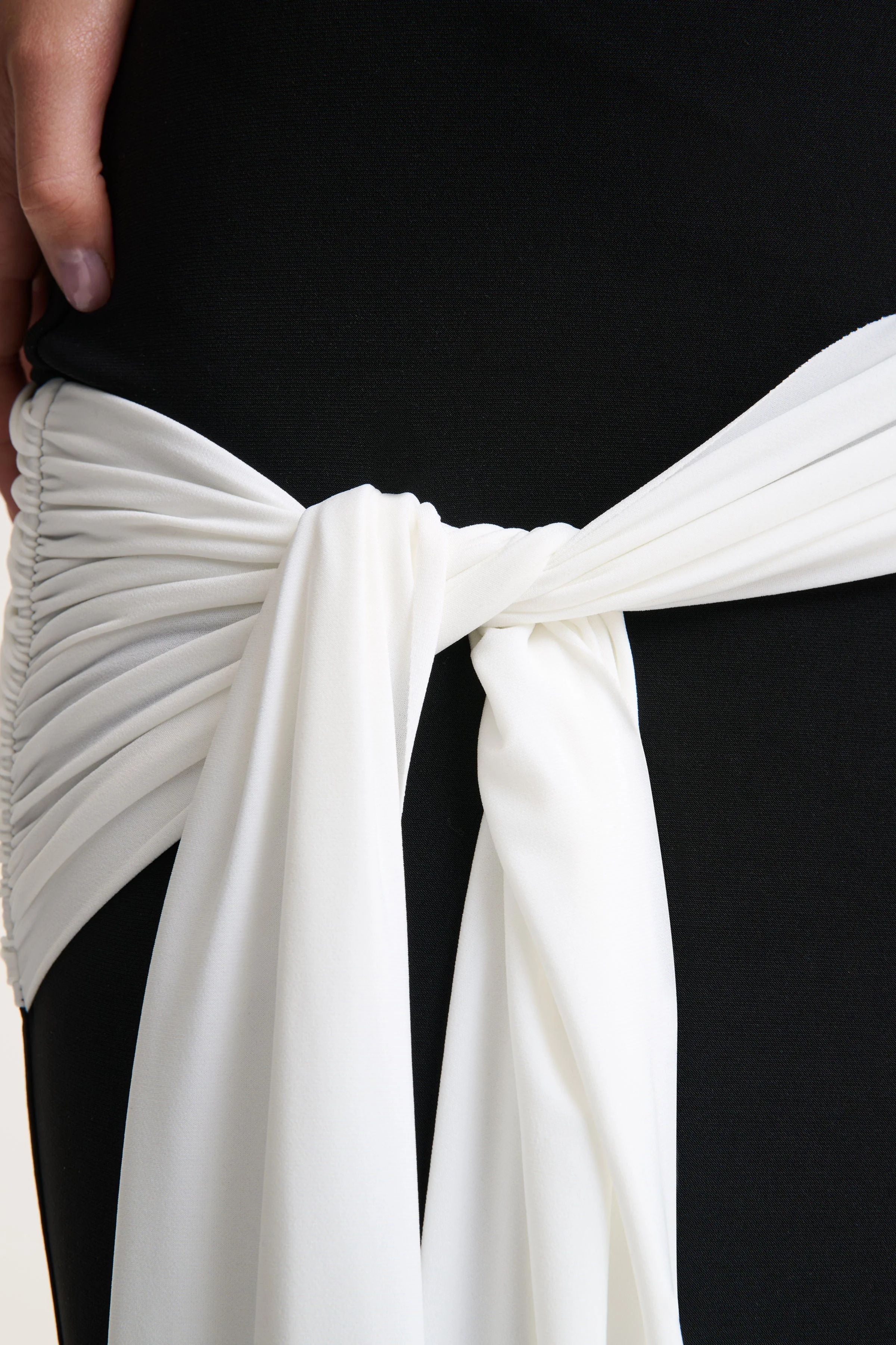 Dorinda | Robe longue noir et blanc à col montant avec drapé et détail écharpe - Image 6