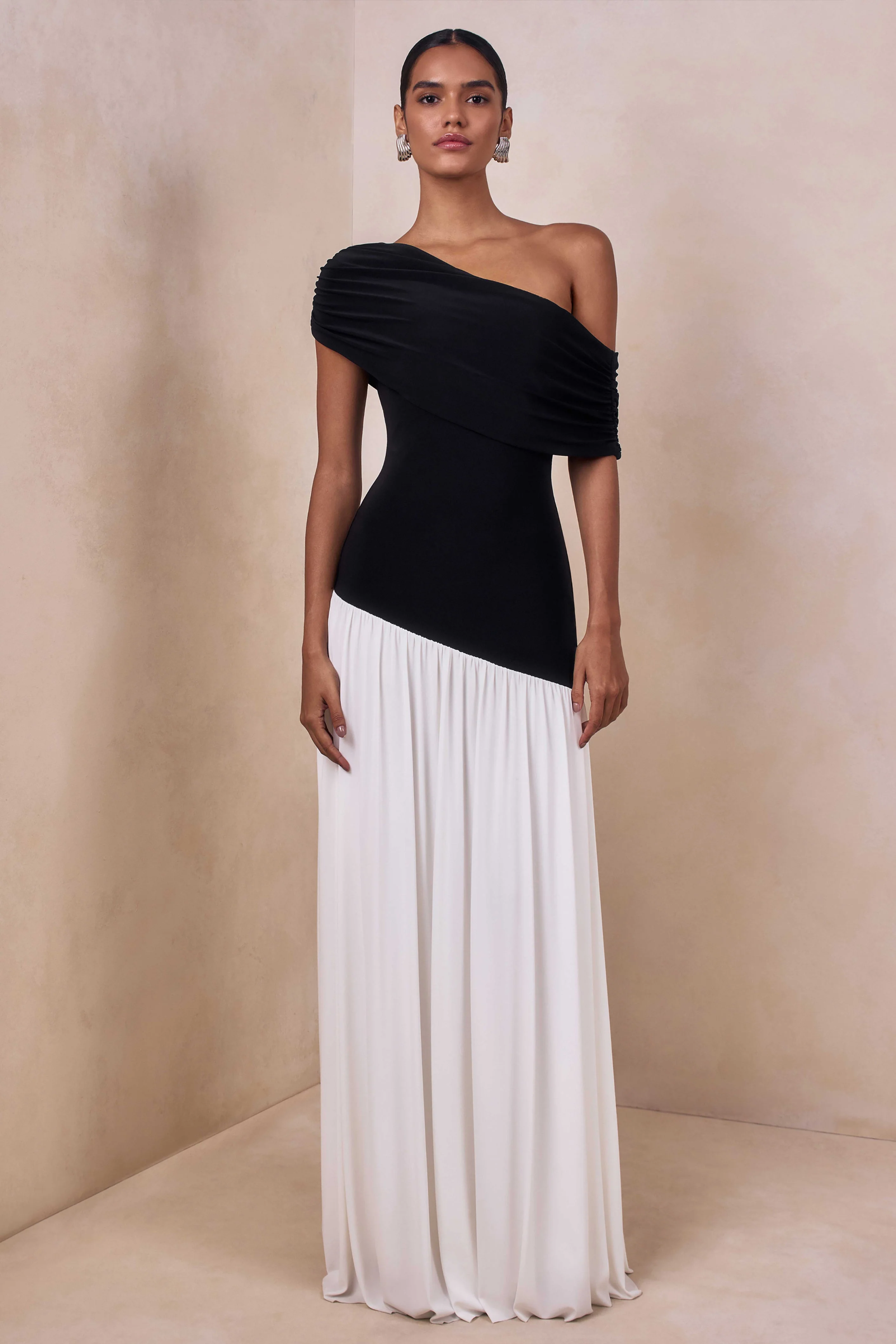 Doroyta | Robe longue à encolure asymétrique noir et blanc