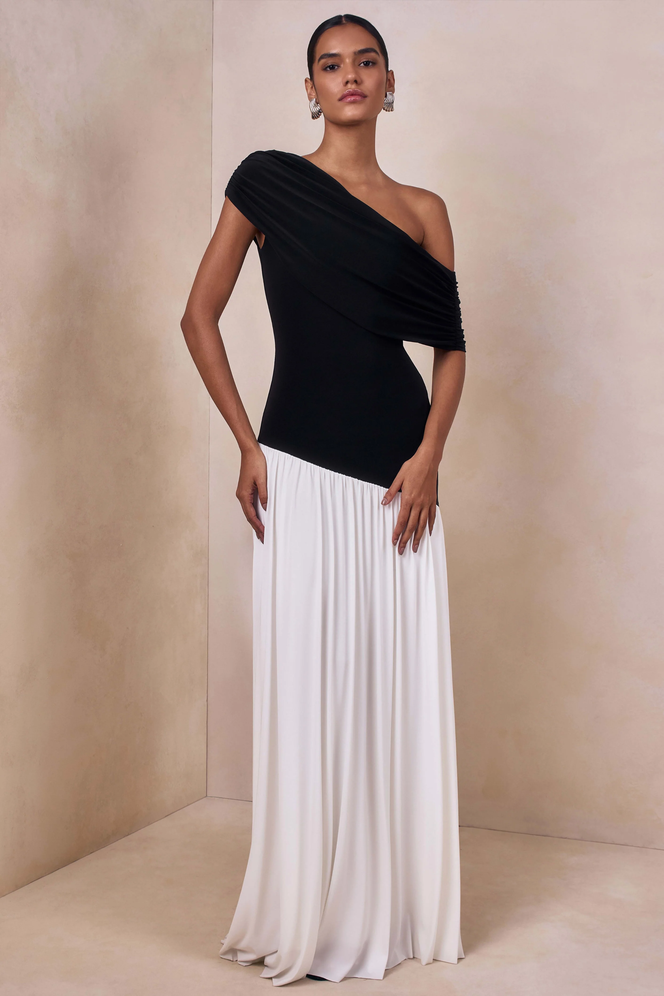 Doroyta | Robe longue à encolure asymétrique noir et blanc - Image 4