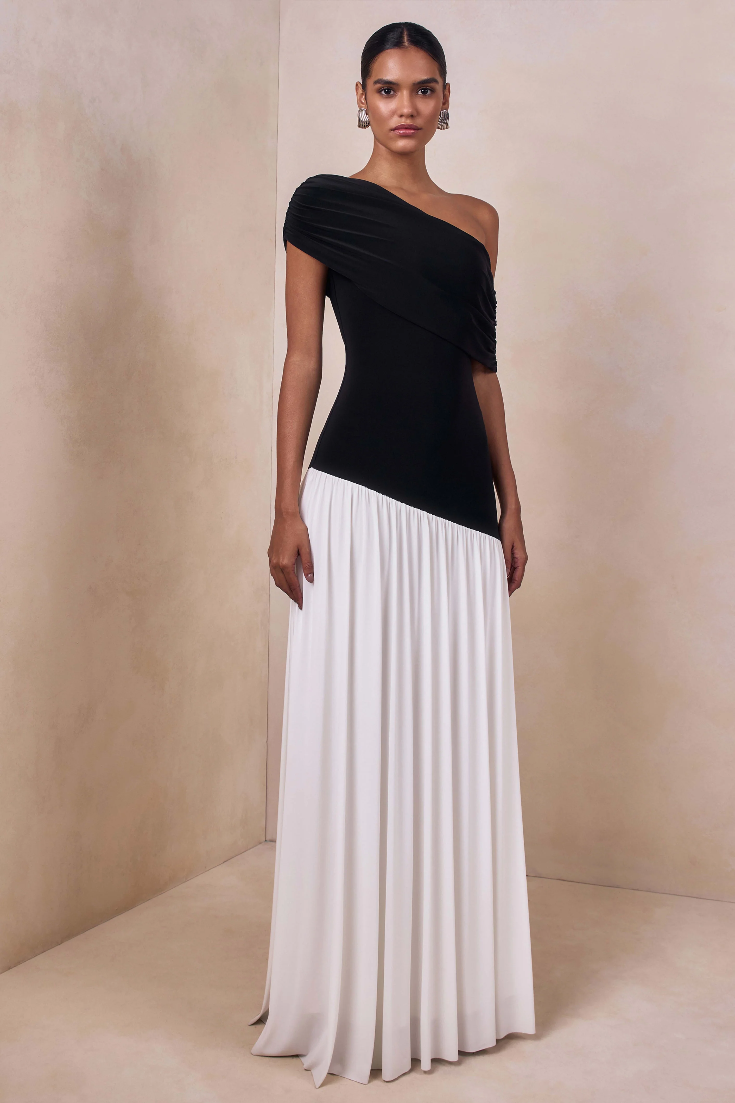 Doroyta | Robe longue à encolure asymétrique noir et blanc - Image 5