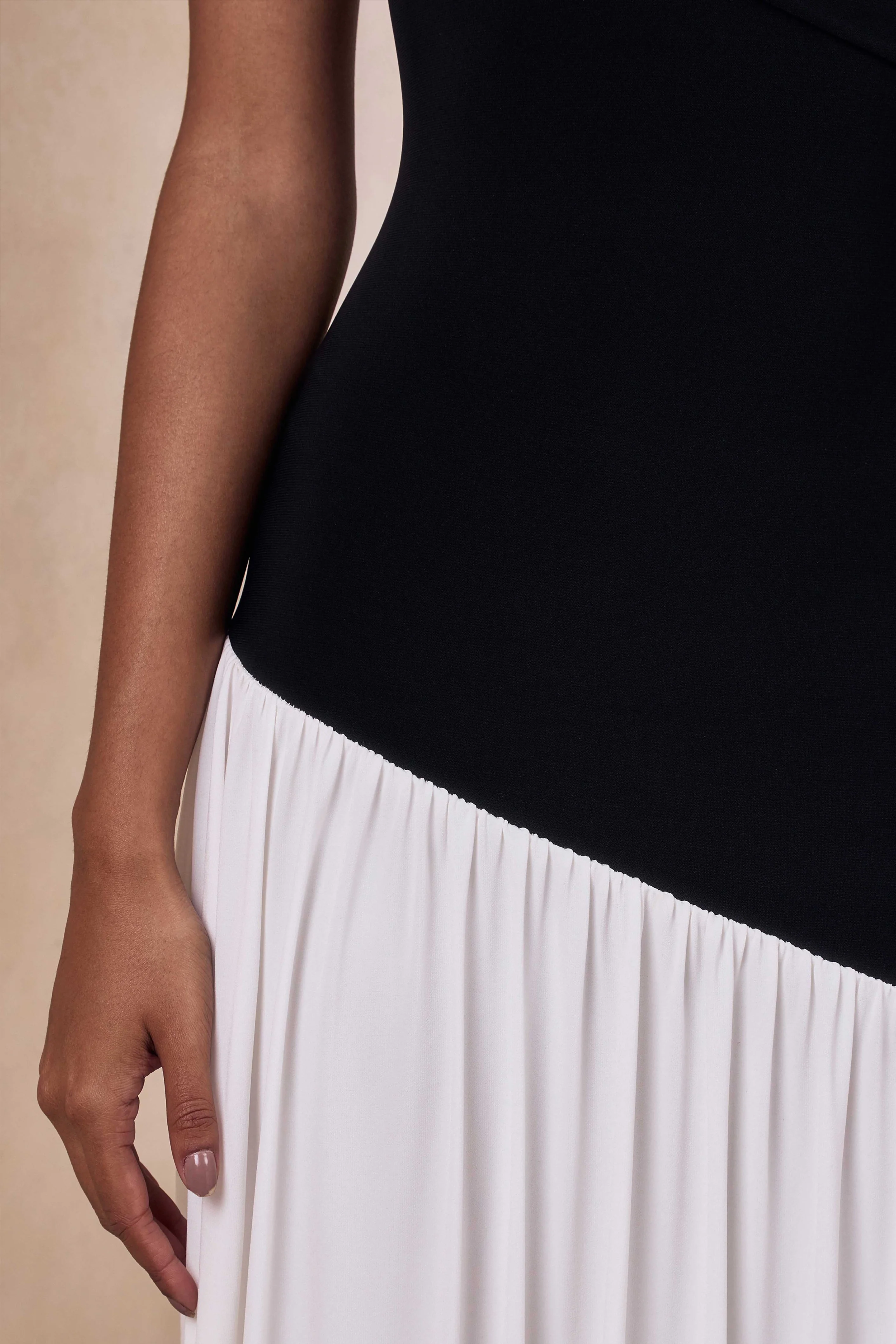 Doroyta | Robe longue à encolure asymétrique noir et blanc - Image 6