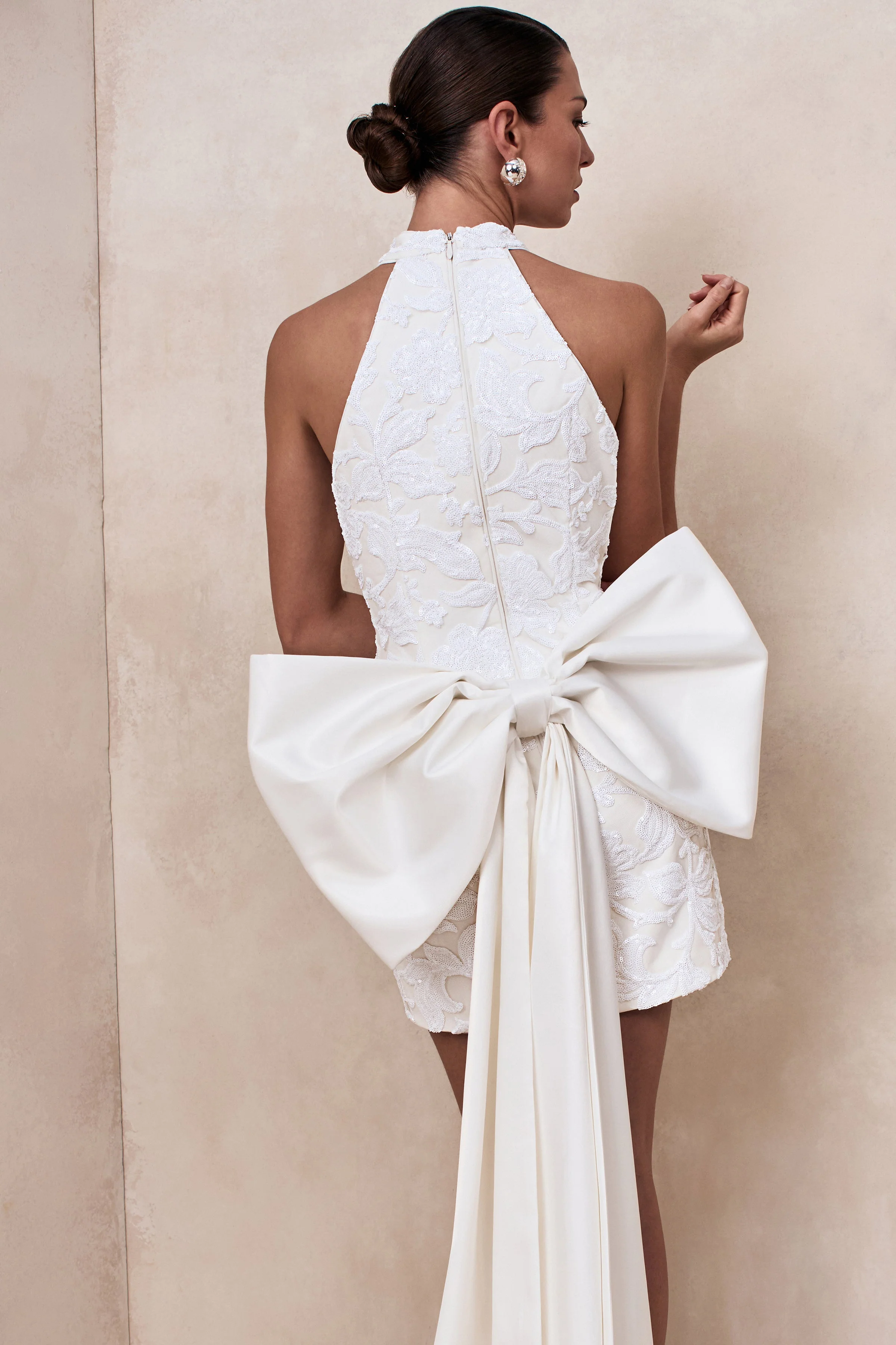 Dreamer | Mini-robe blanche en dentelle à encolure halter avec détail de rosette oversize - Image 4
