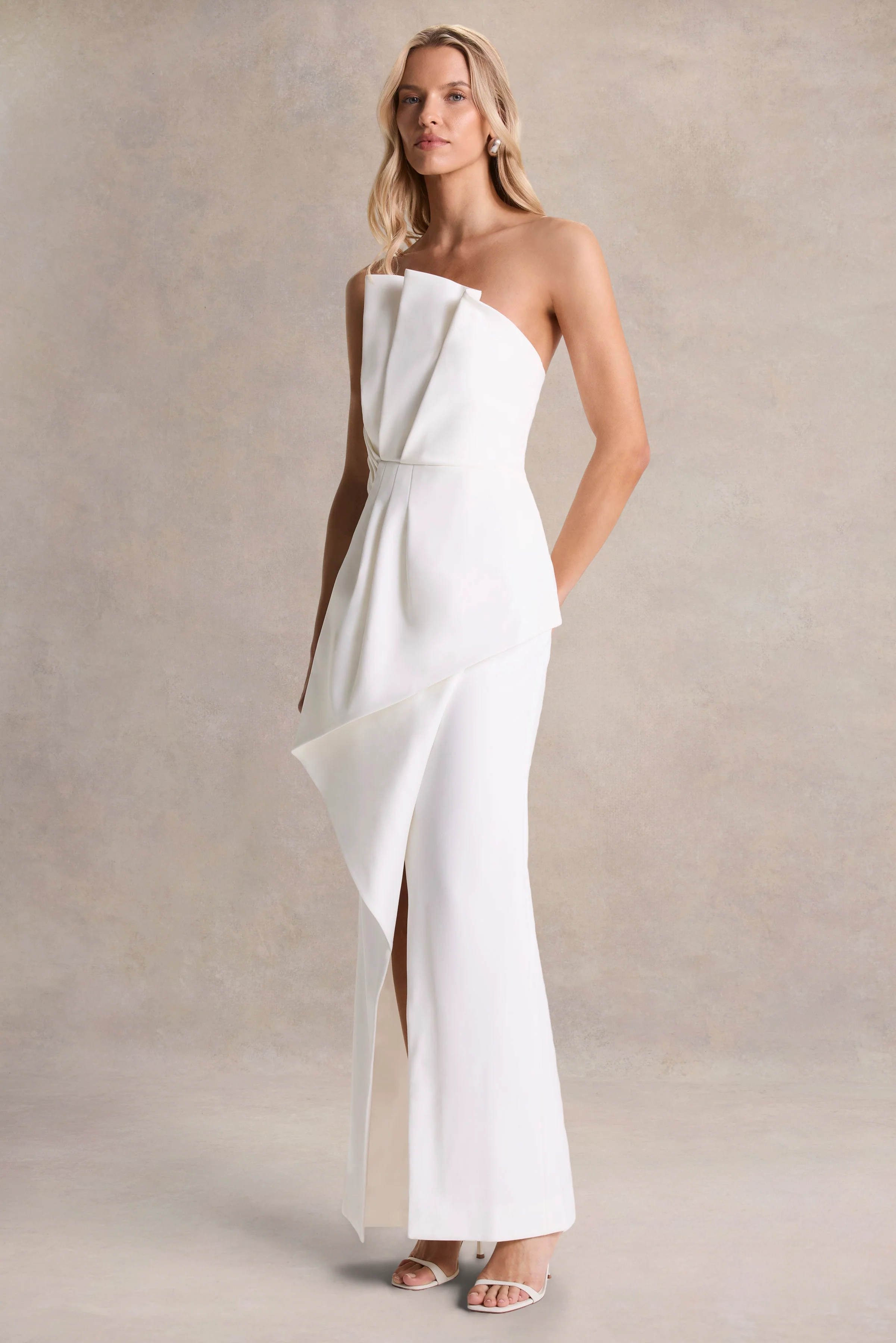 Dreamy Whispers | Robe Longue Fendue à Volants Sans Bretelles Crème - Image 4