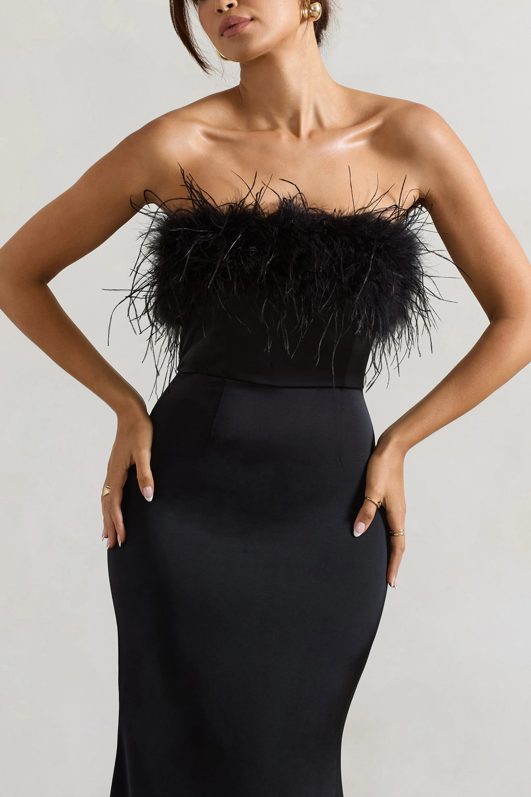Dress For It | Robe longue en satin noir avec bordure en plumes - Image 3