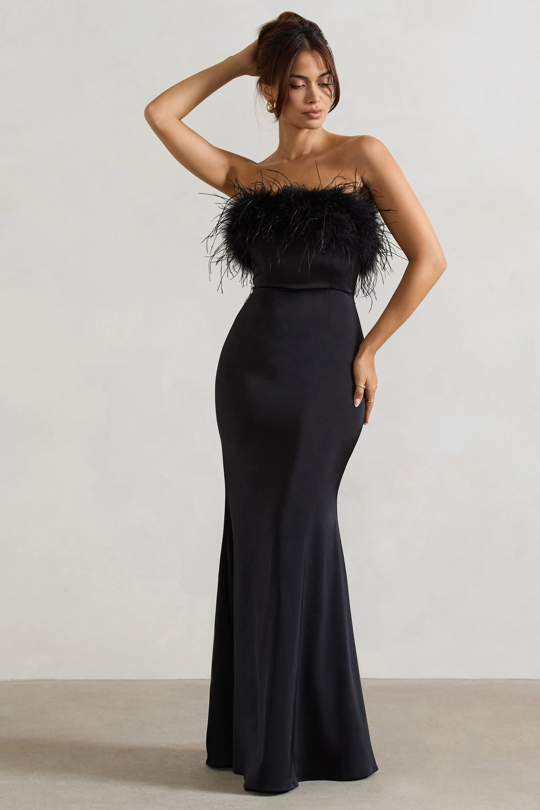 Dress For It | Robe longue en satin noir avec bordure en plumes - Image 4