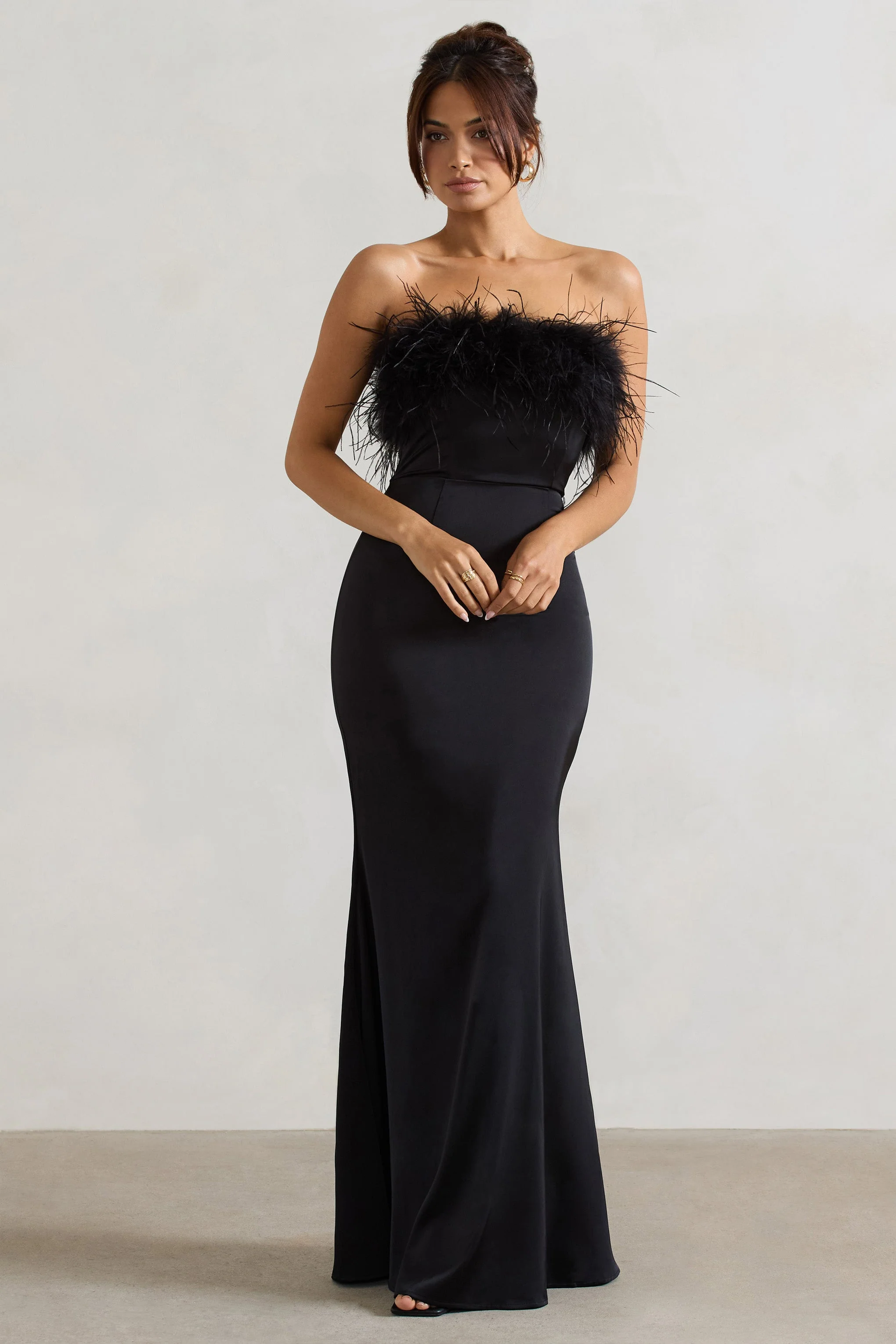 Dress For It | Robe longue en satin noir avec bordure en plumes - Image 5