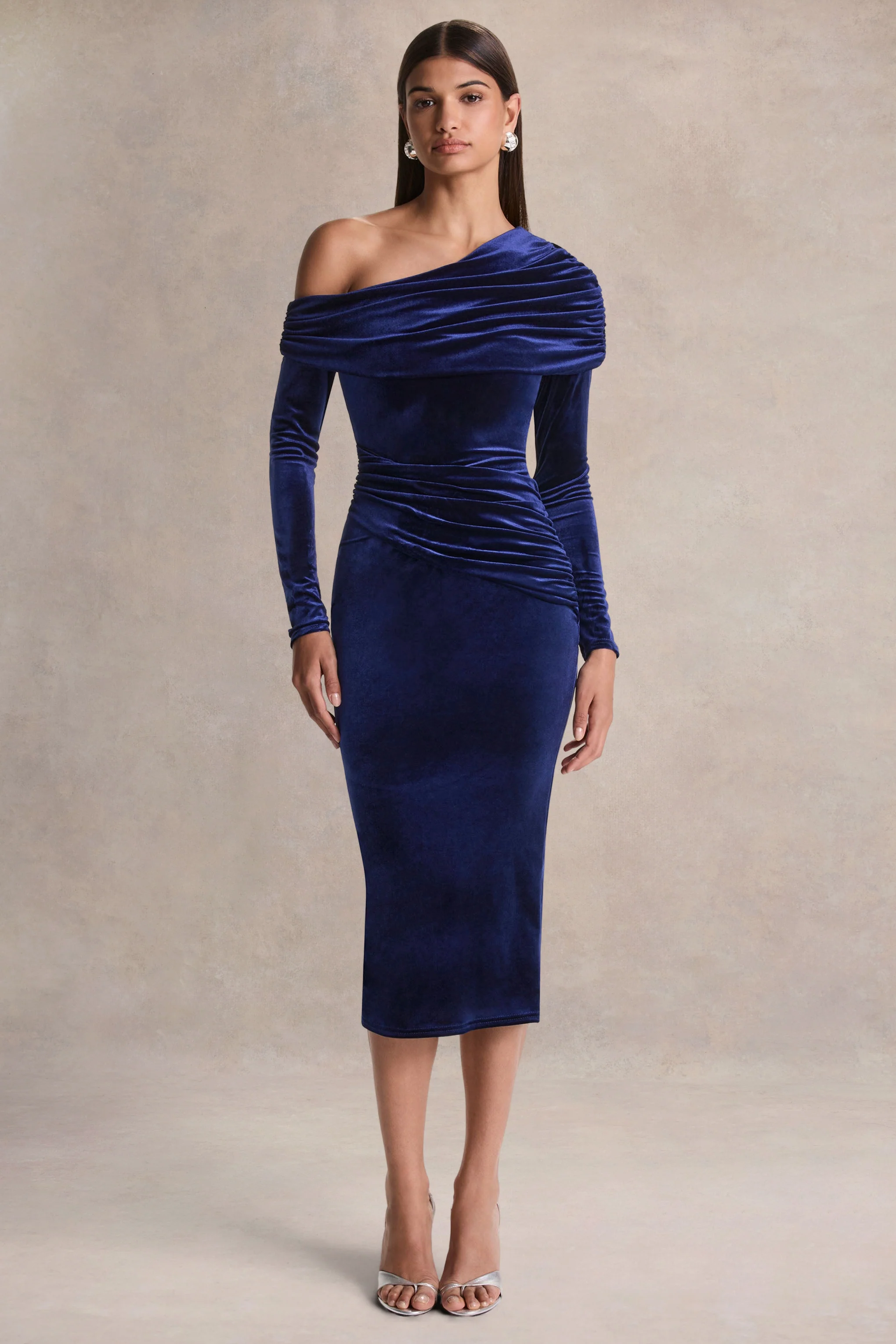 Eirene | Robe mi-longue en velours bleu à encolure asymétrique - Image 4
