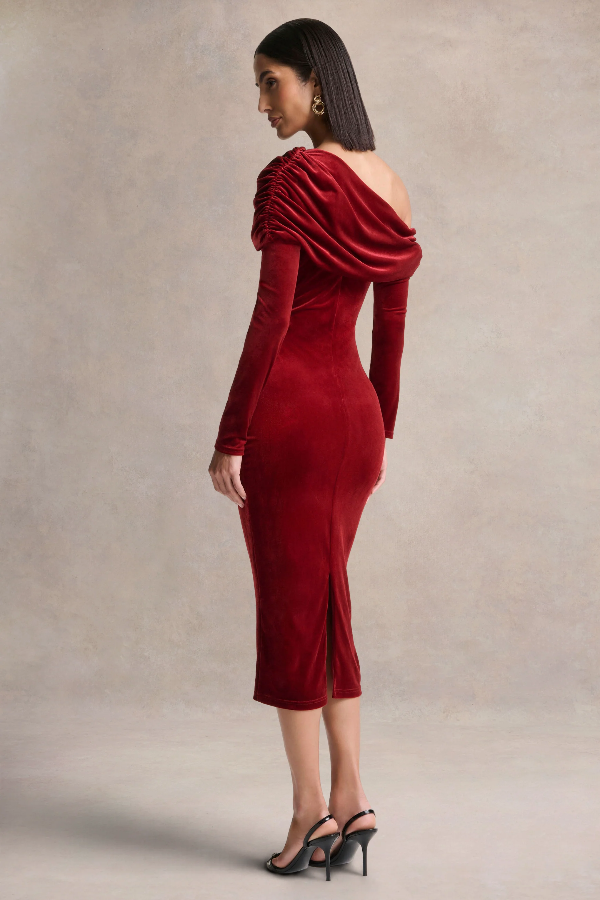 Eirene | Robe mi-longue en velours bordeaux à encolure asymétrique - Image 2