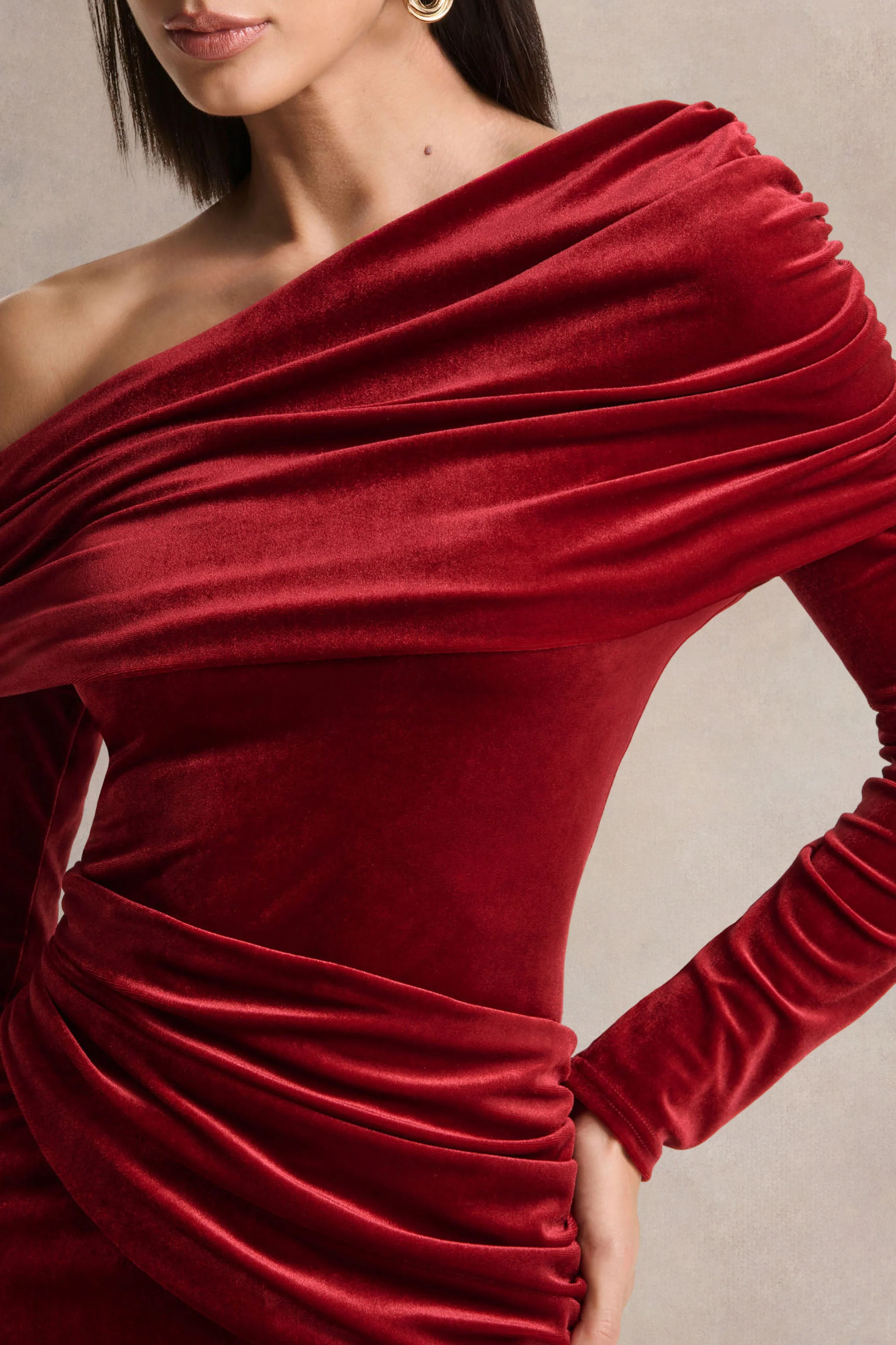 Eirene | Robe mi-longue en velours bordeaux à encolure asymétrique - Image 3