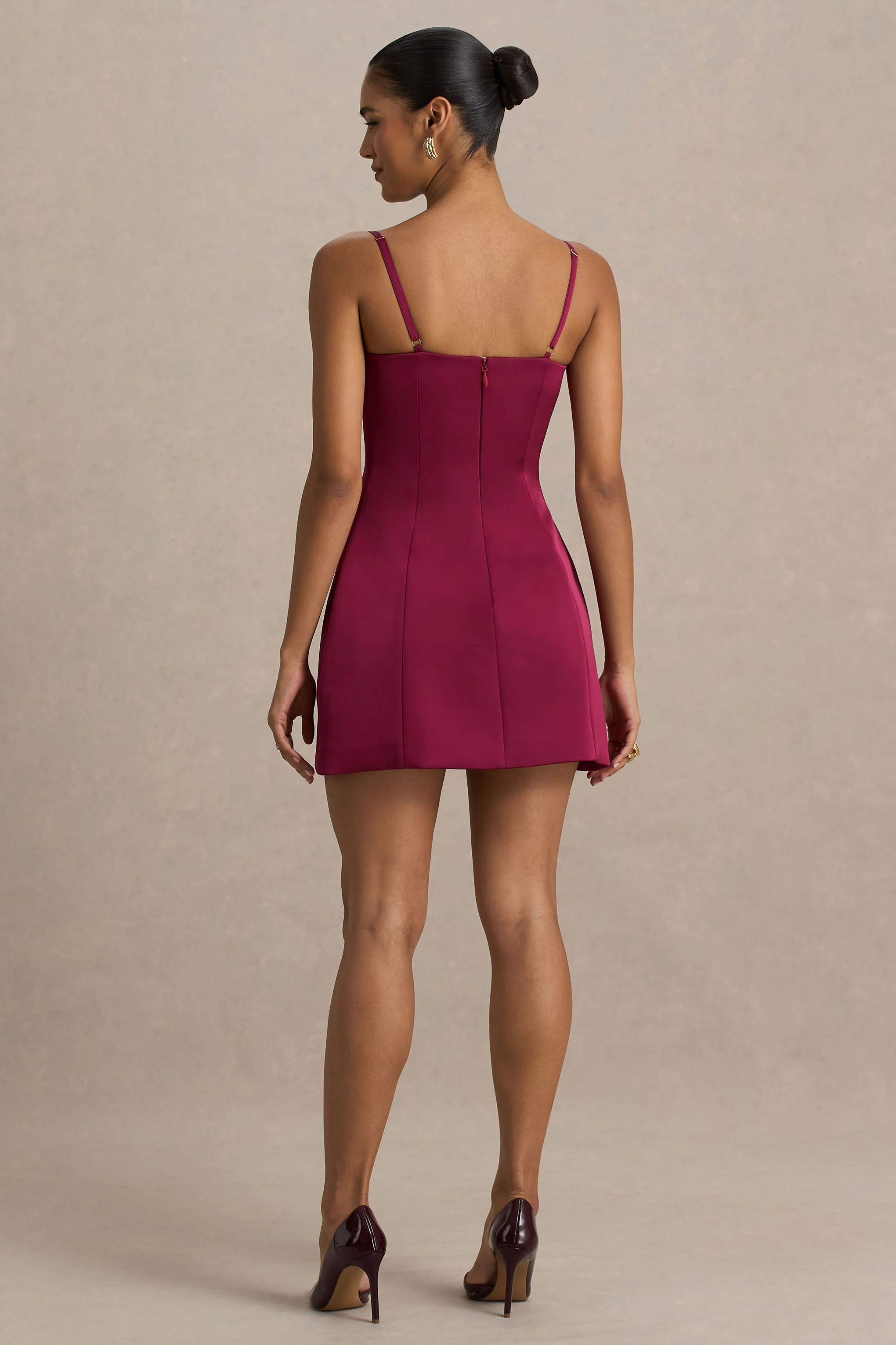 Elara | Mini-robe bordeaux en satin à décolleté plongeant - Image 2