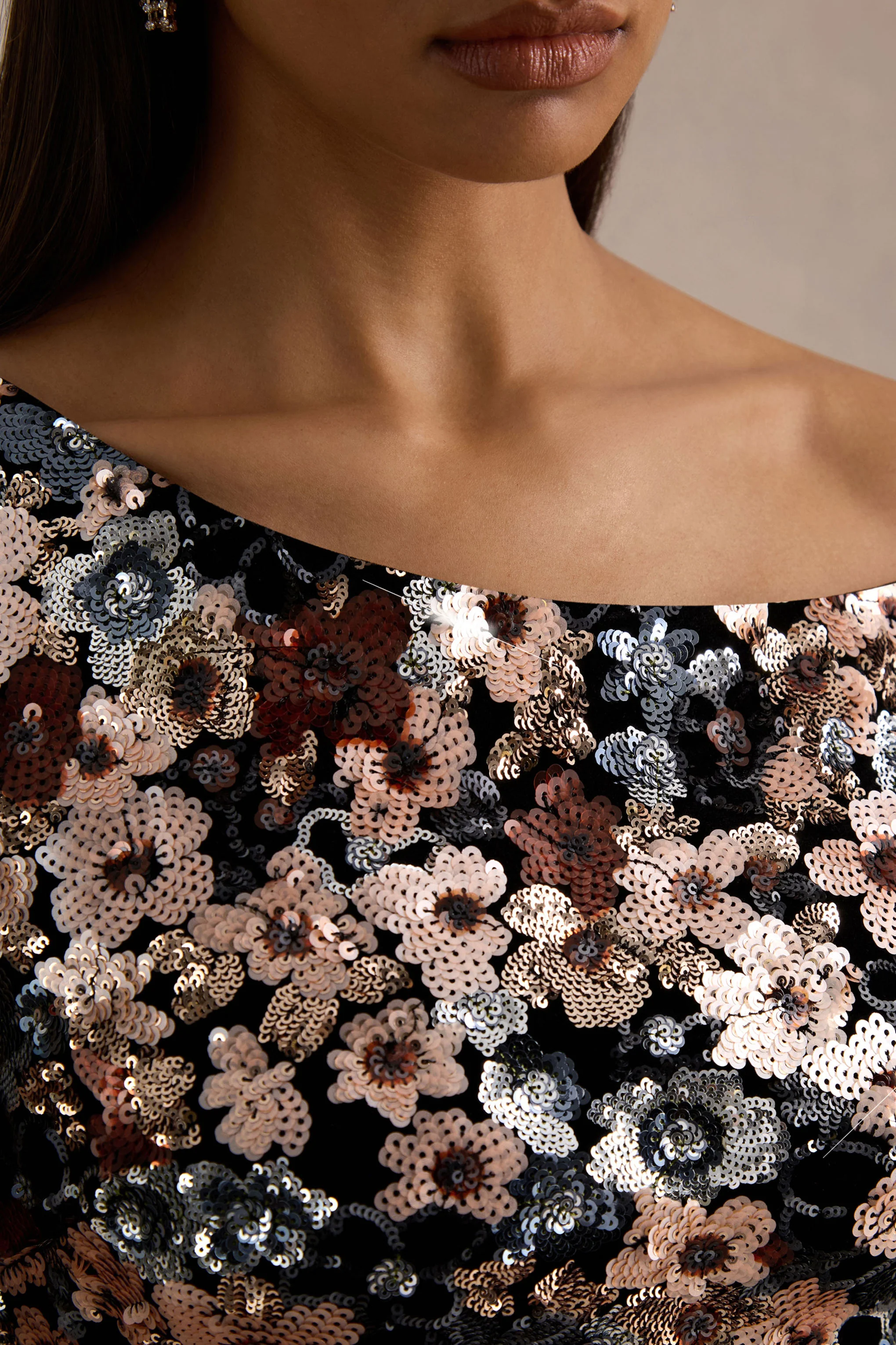 Electric | Robe longue en velours noir à encolure asymétrique avec détails floraux en sequins - Image 6