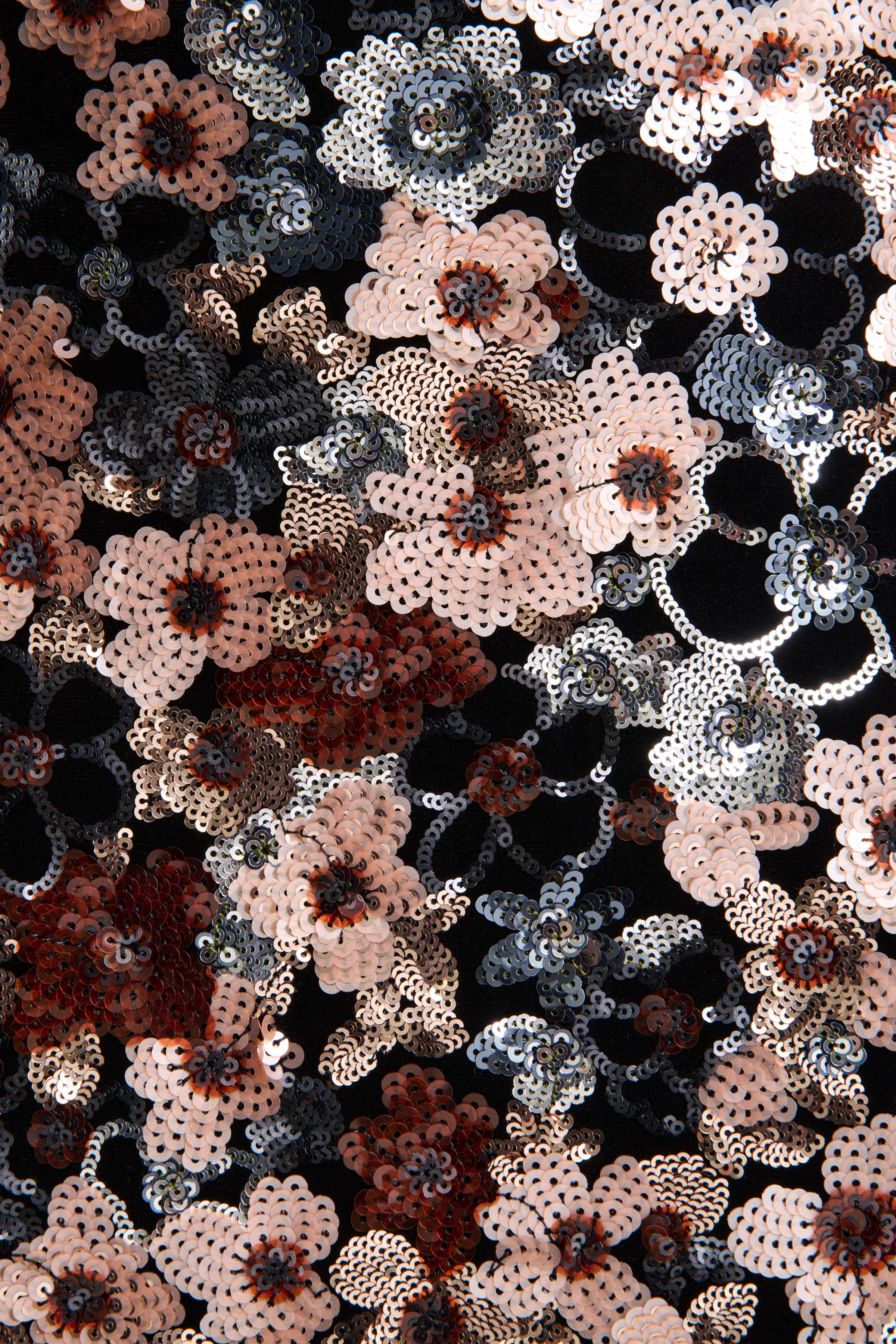 Electric | Robe longue en velours noir à encolure asymétrique avec détails floraux en sequins - Image 7