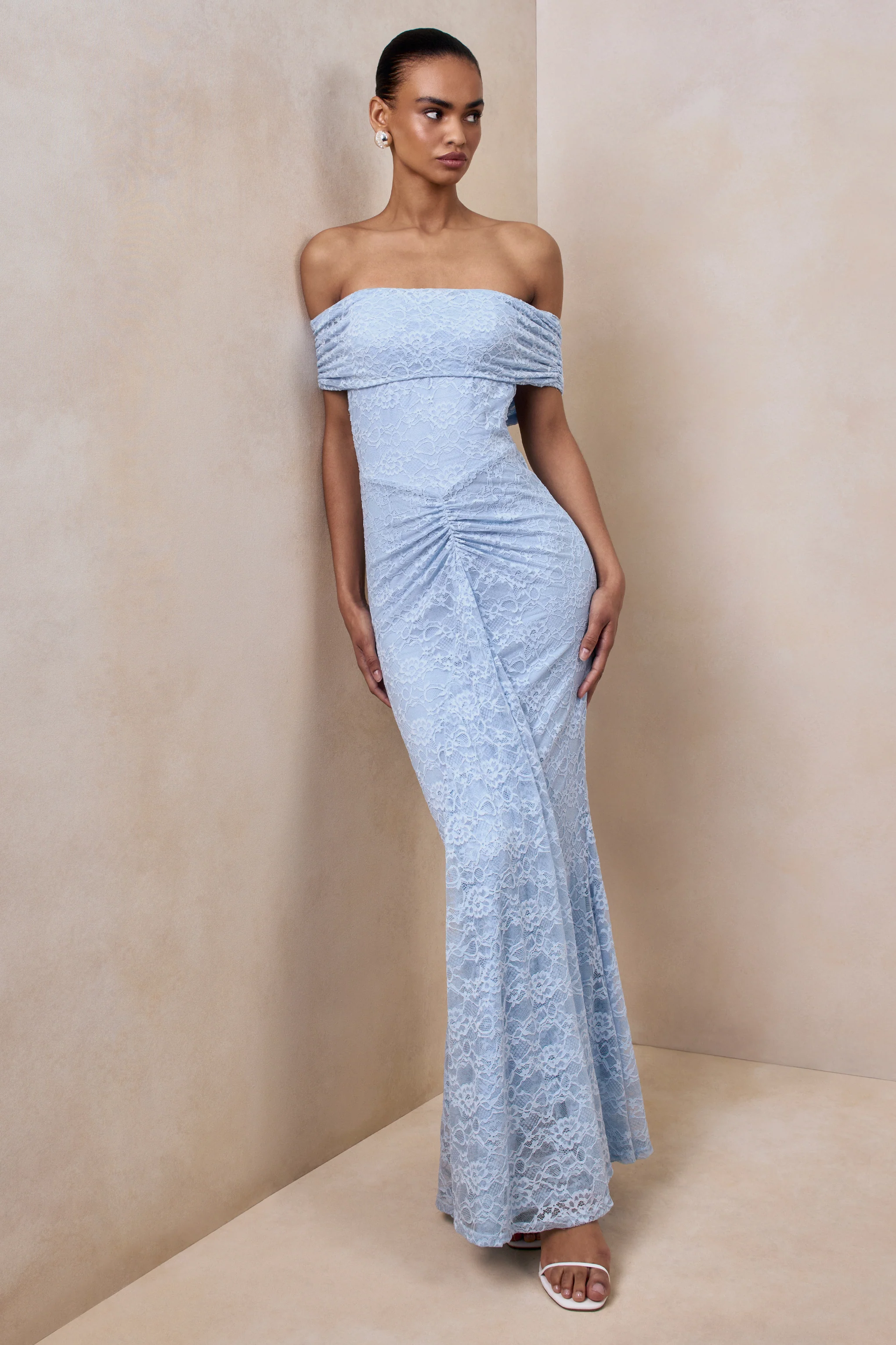 Elinor | Robe longue en dentelle bleu poudré à encolure bardot avec détails froncés