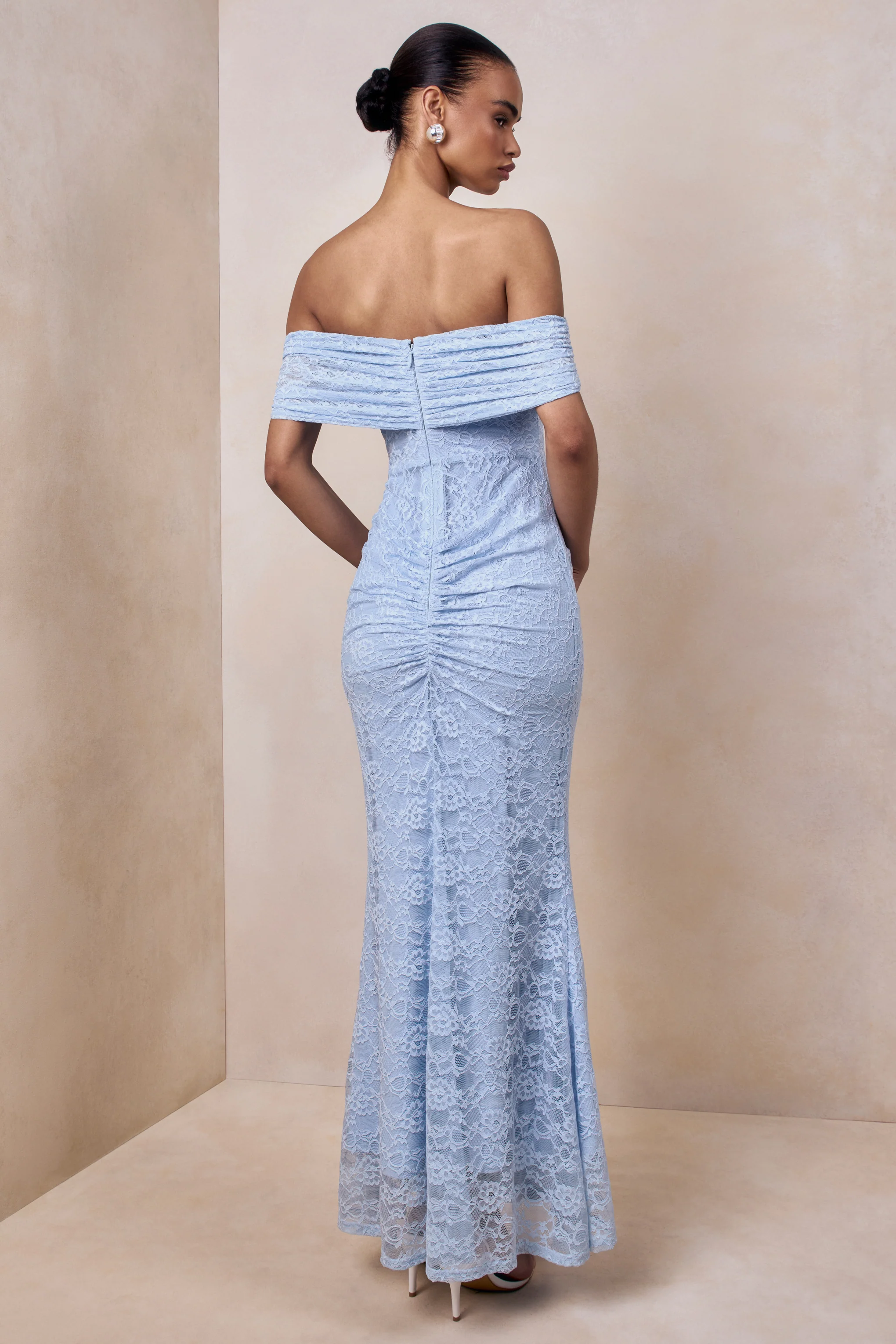 Elinor | Robe longue en dentelle bleu poudré à encolure bardot avec détails froncés - Image 2