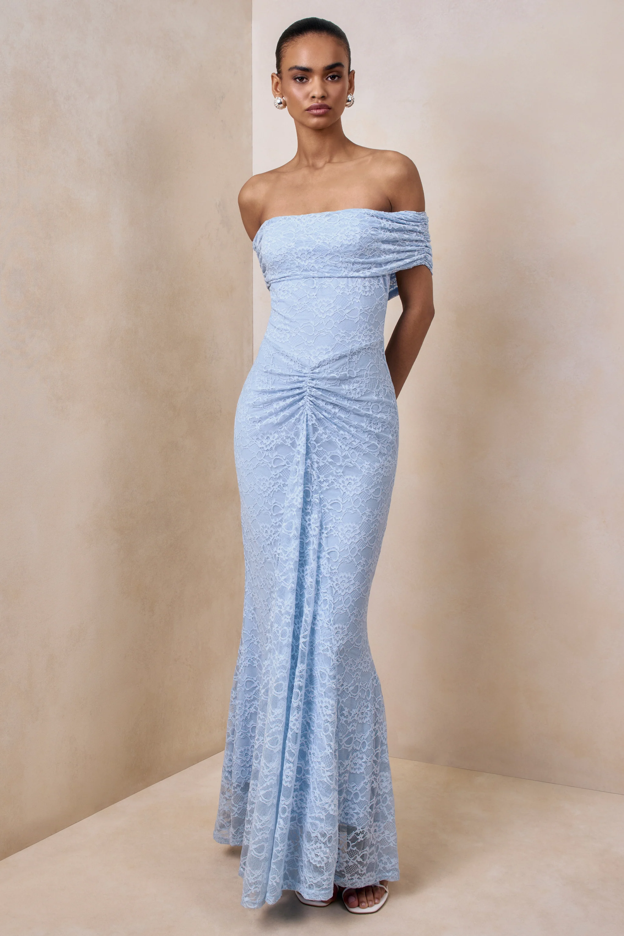 Elinor | Robe longue en dentelle bleu poudré à encolure bardot avec détails froncés - Image 4