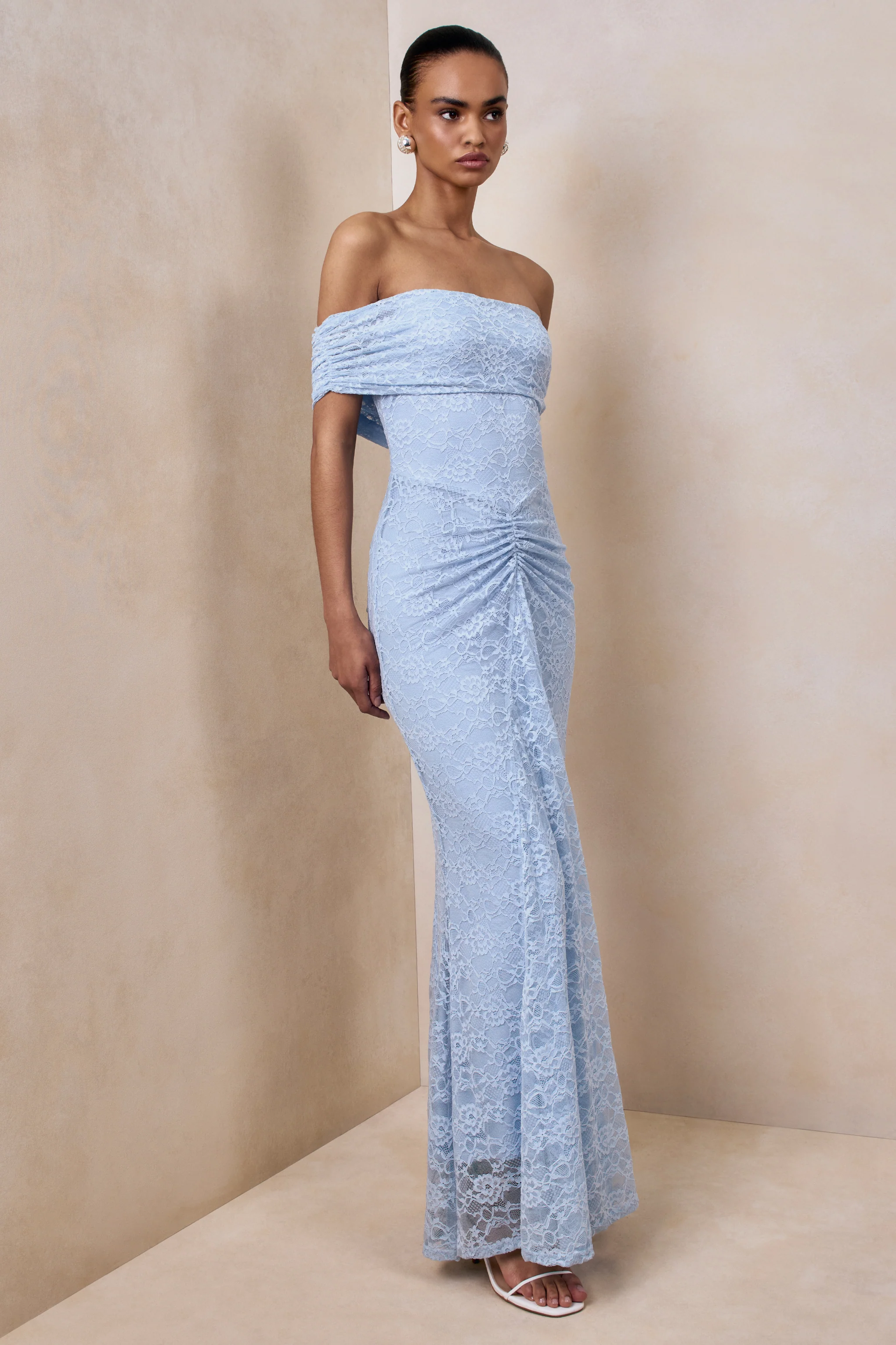 Elinor | Robe longue en dentelle bleu poudré à encolure bardot avec détails froncés - Image 5