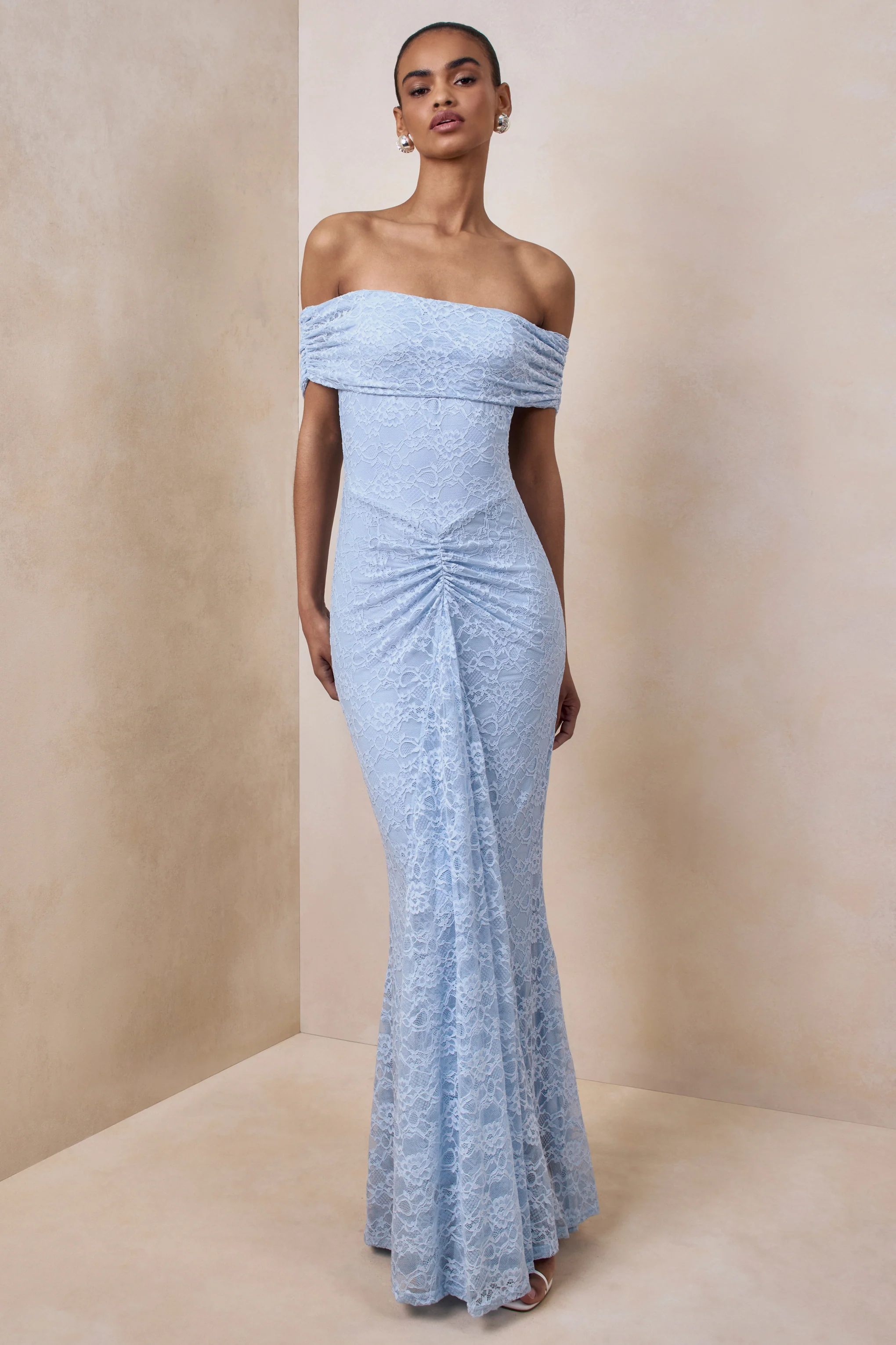 Elinor | Robe longue en dentelle bleu poudré à encolure bardot avec détails froncés - Image 6