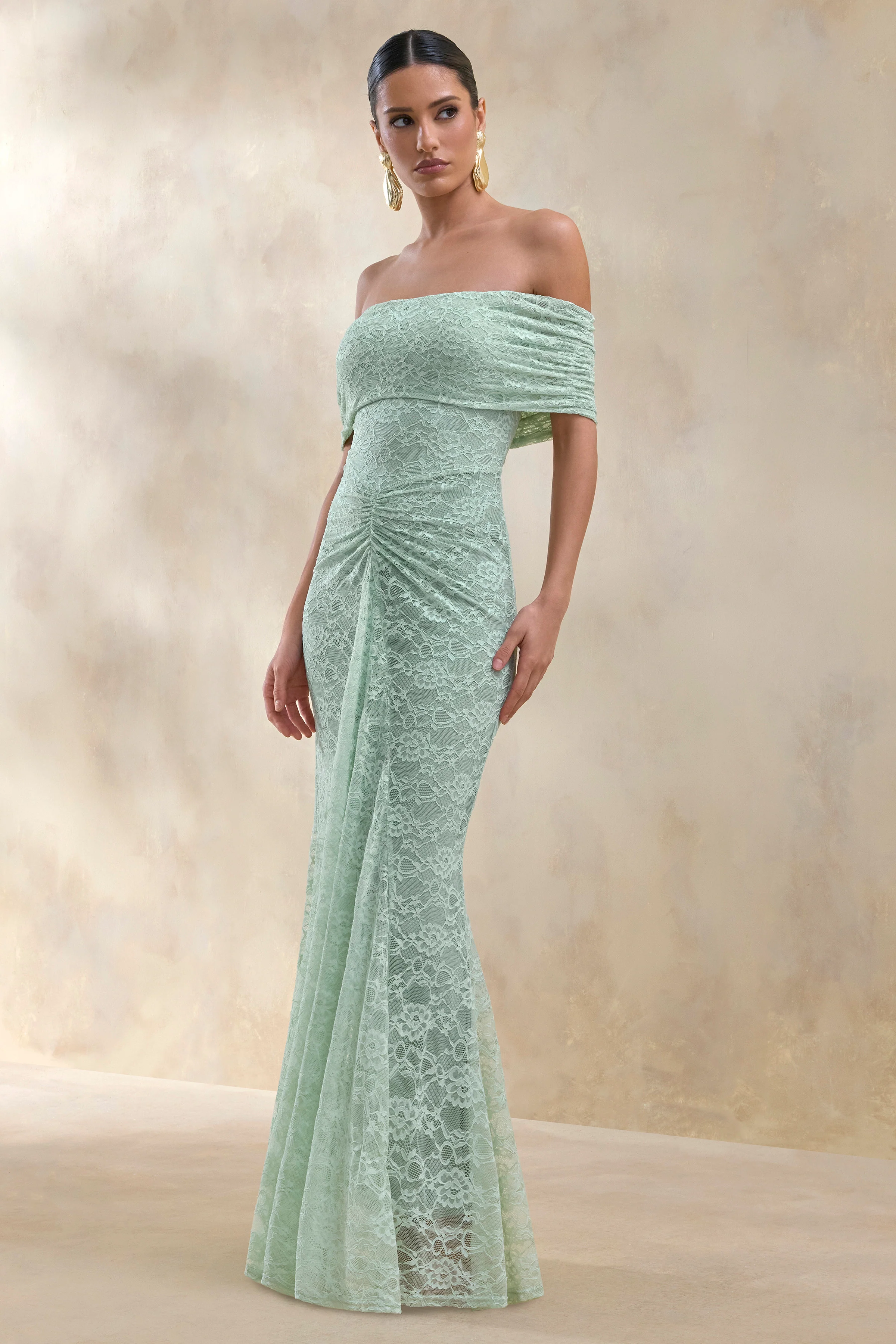 Elinor | Robe longue en dentelle sauge à décolleté bardot avec détails froncés