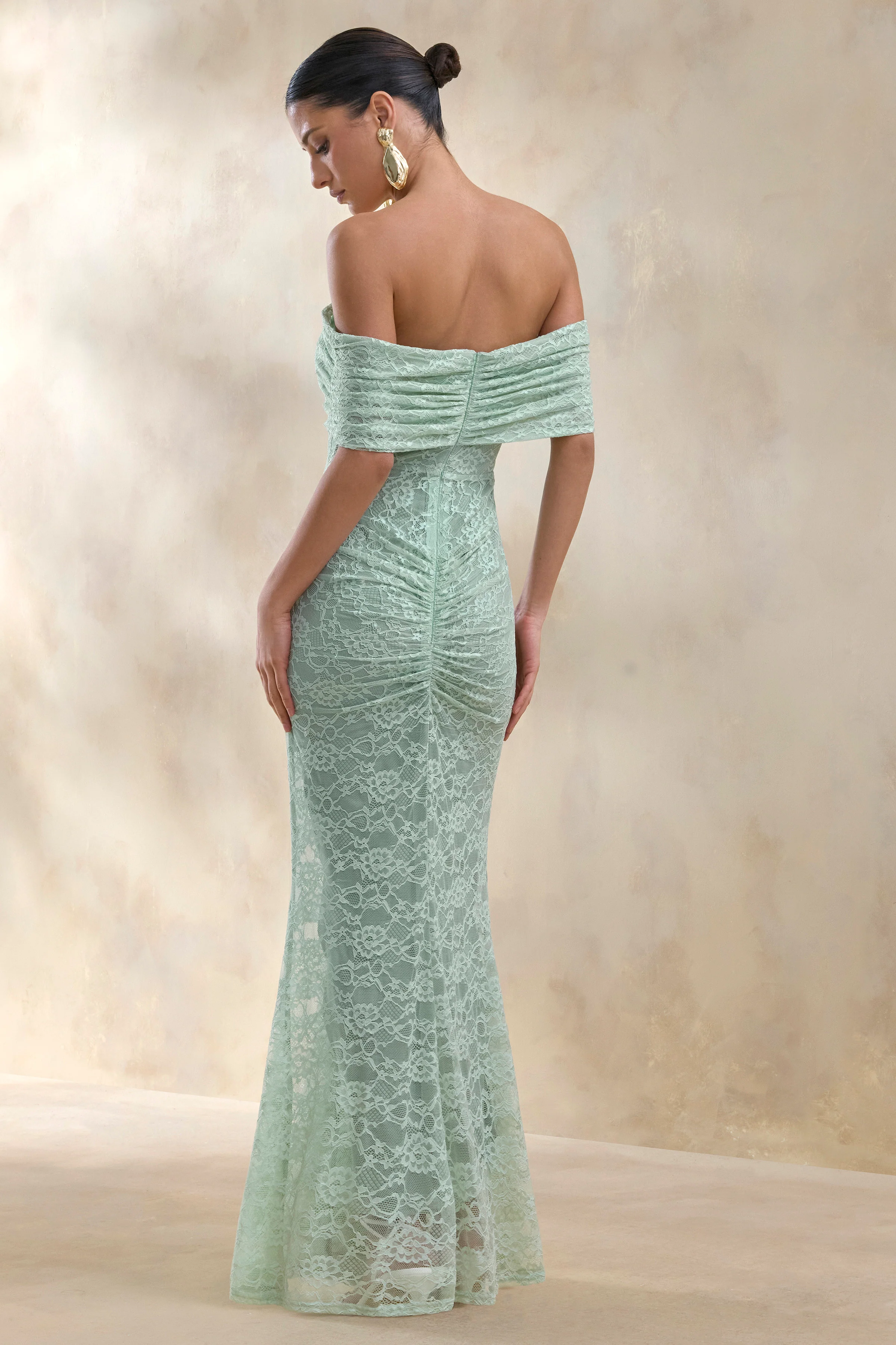 Elinor | Robe longue en dentelle sauge à décolleté bardot avec détails froncés - Image 2