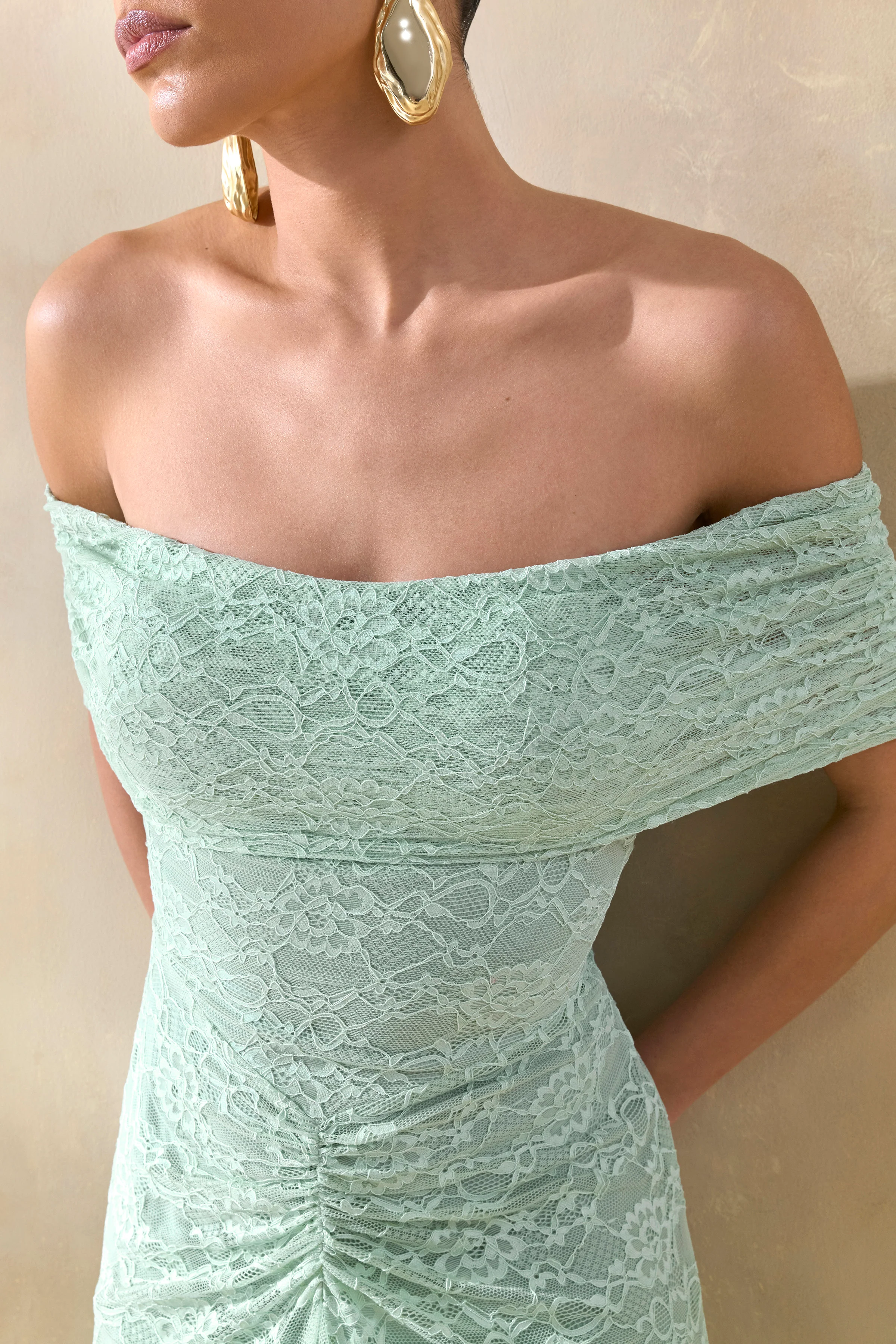 Elinor | Robe longue en dentelle sauge à décolleté bardot avec détails froncés - Image 3